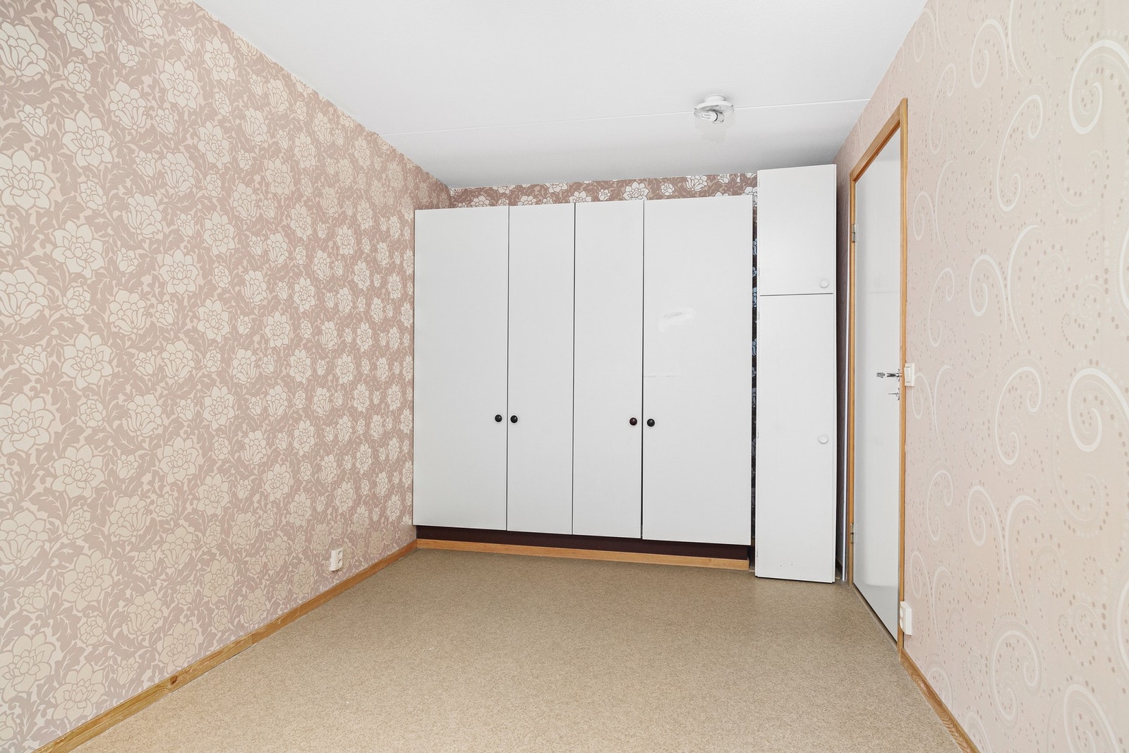 Soverom 2 med god plass til garderobeløsning. Galleribilde