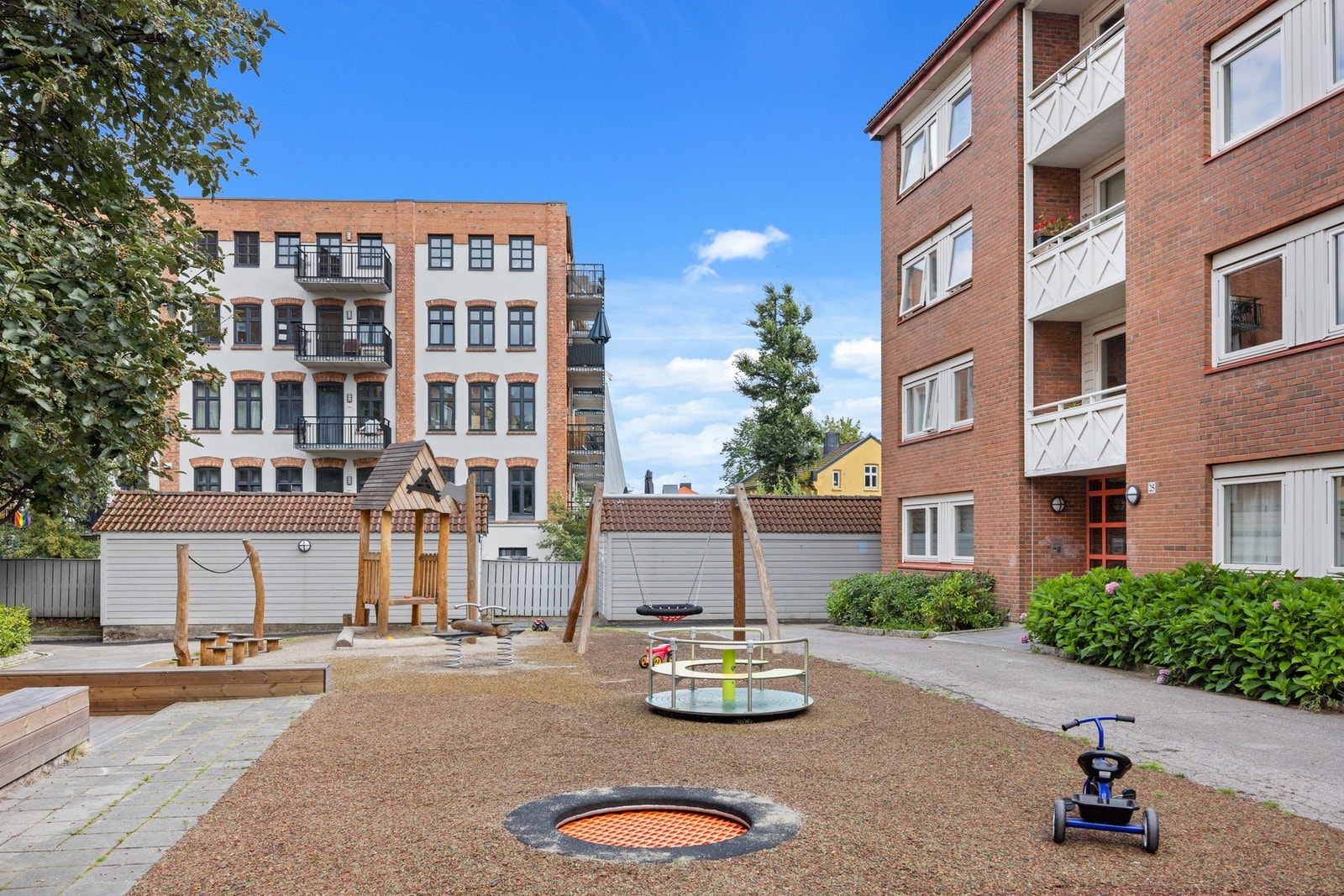 Vennelyst Boligsameie består av 95 boliger og 1 næringslokaler (garasjeanlegg). Galleribilde