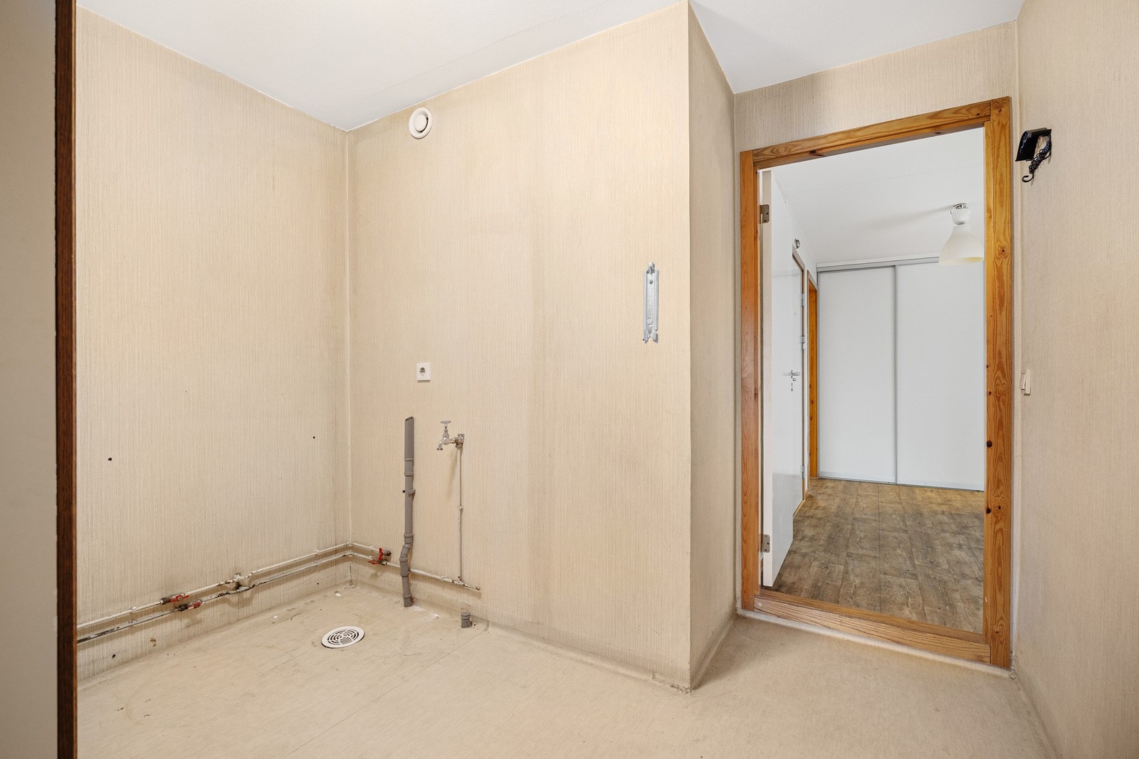 Vaskerom med opplegg for vaskemaskin. Galleribilde