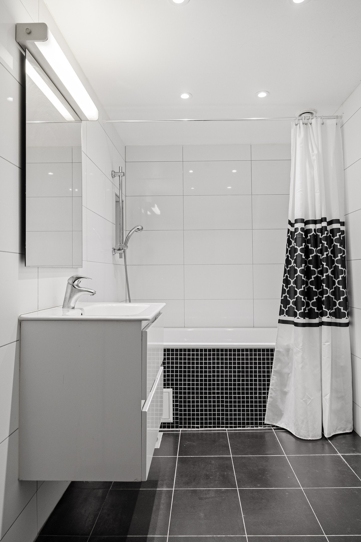 Flislagt bad med innfliset badekar med dusj. Galleribilde