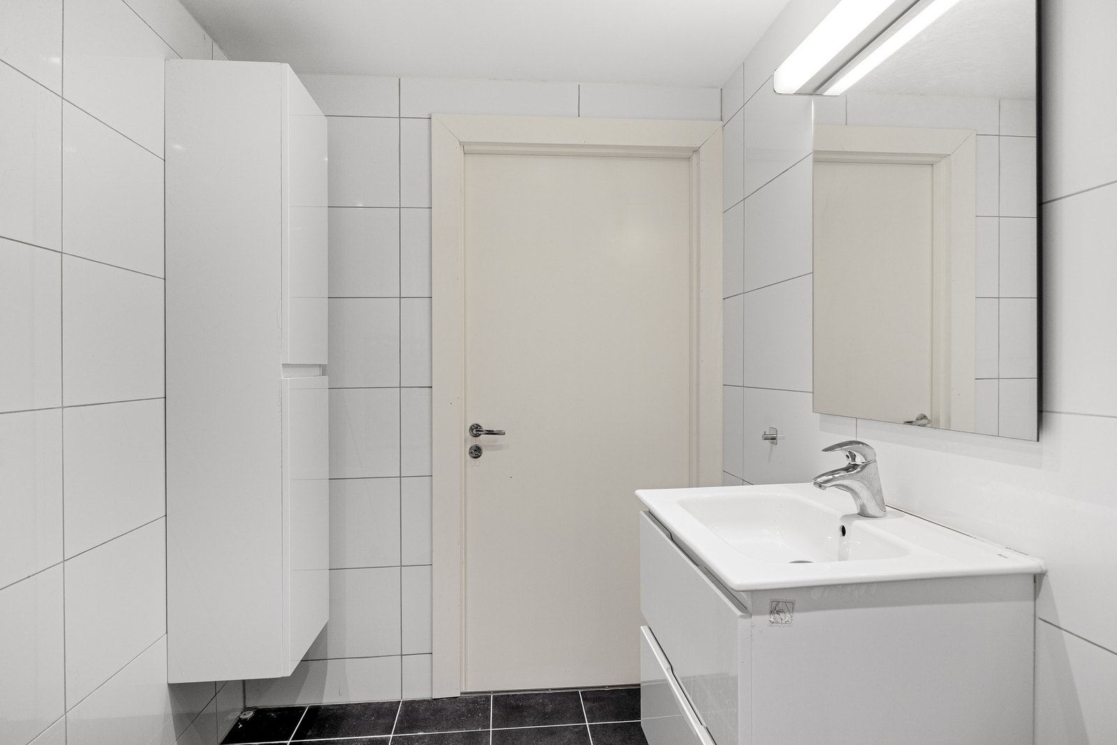 Badet har servantseksjon med skuffer, samt vegghengt skap. Galleribilde