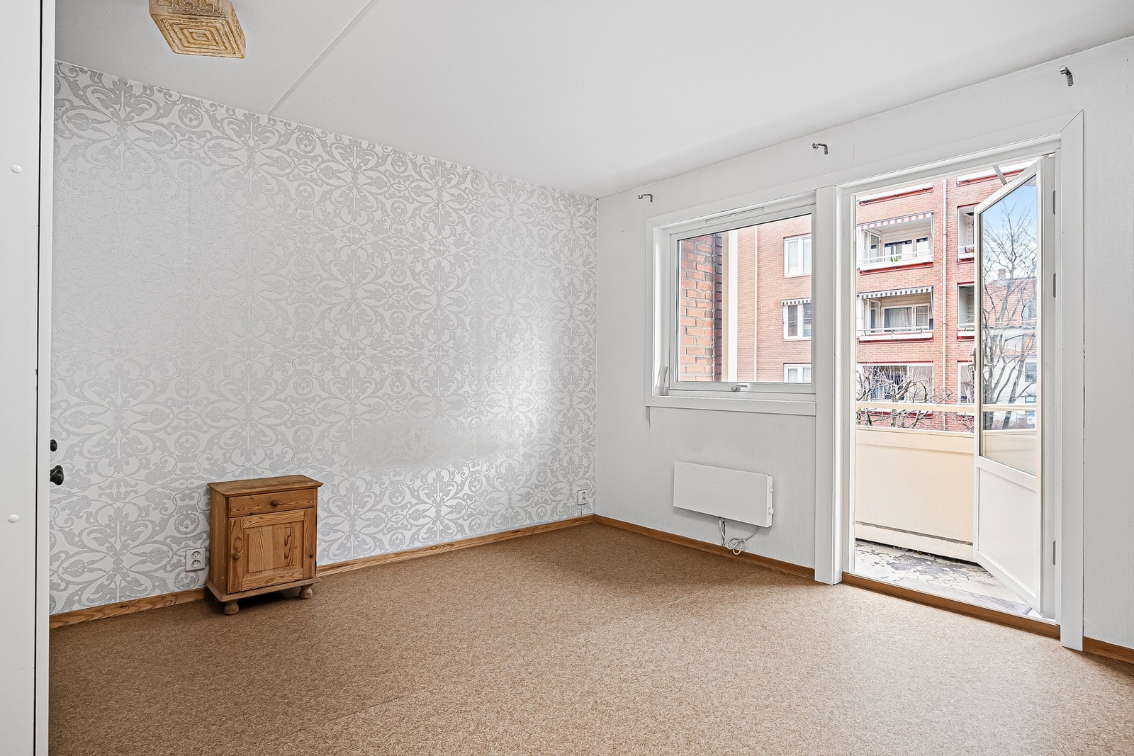 Soverom 1 med utgang til balkong. Galleribilde