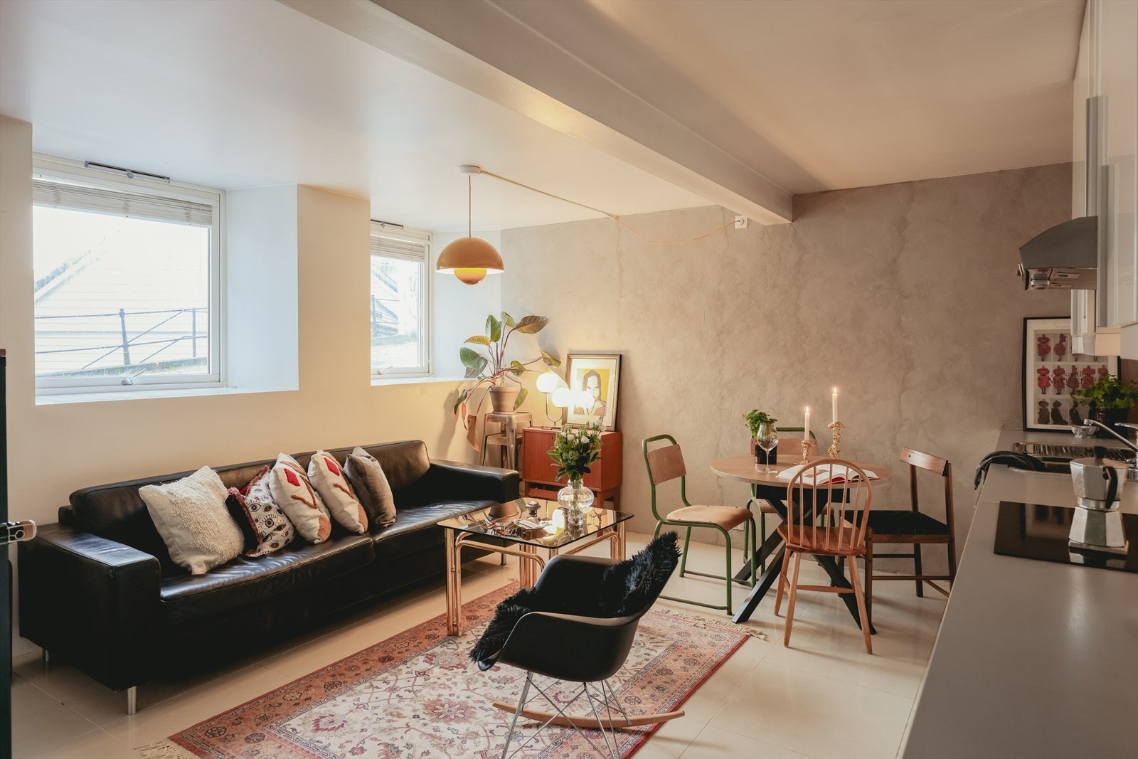 Store vindusflater sørger for rikelig med naturlig lysinnslipp, og takhøyden bidrar til en god romfølelse Galleribilde