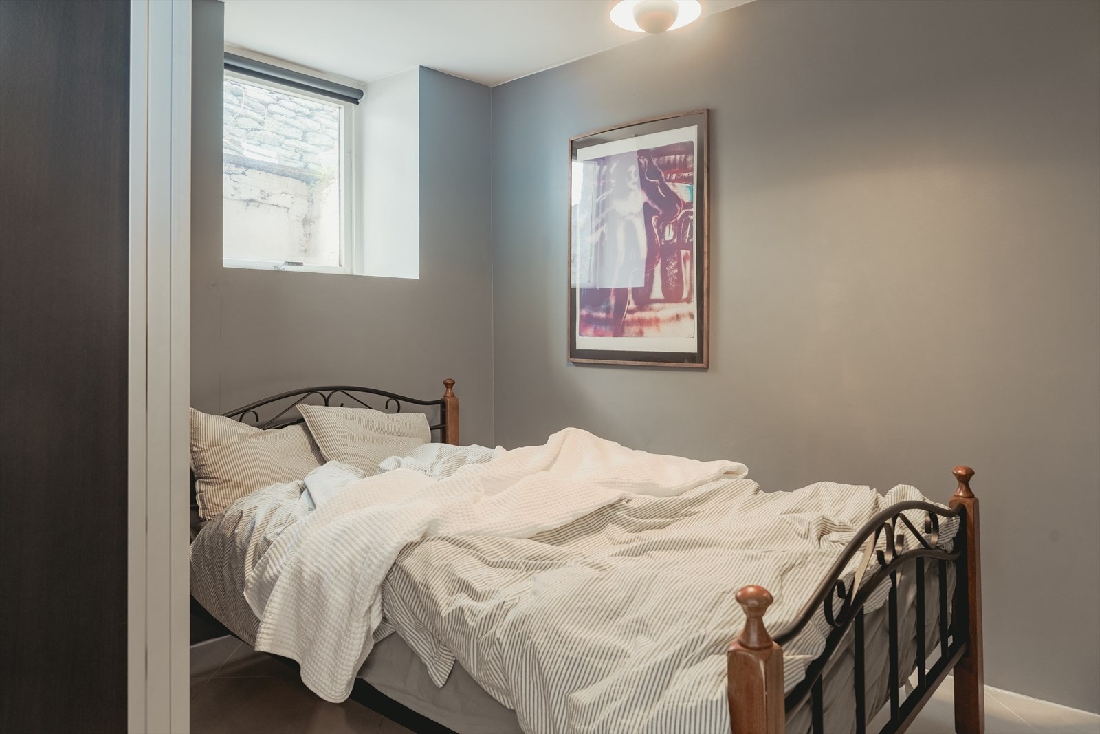 Soverommet er luftig, og målt til 8,1m² Galleribilde