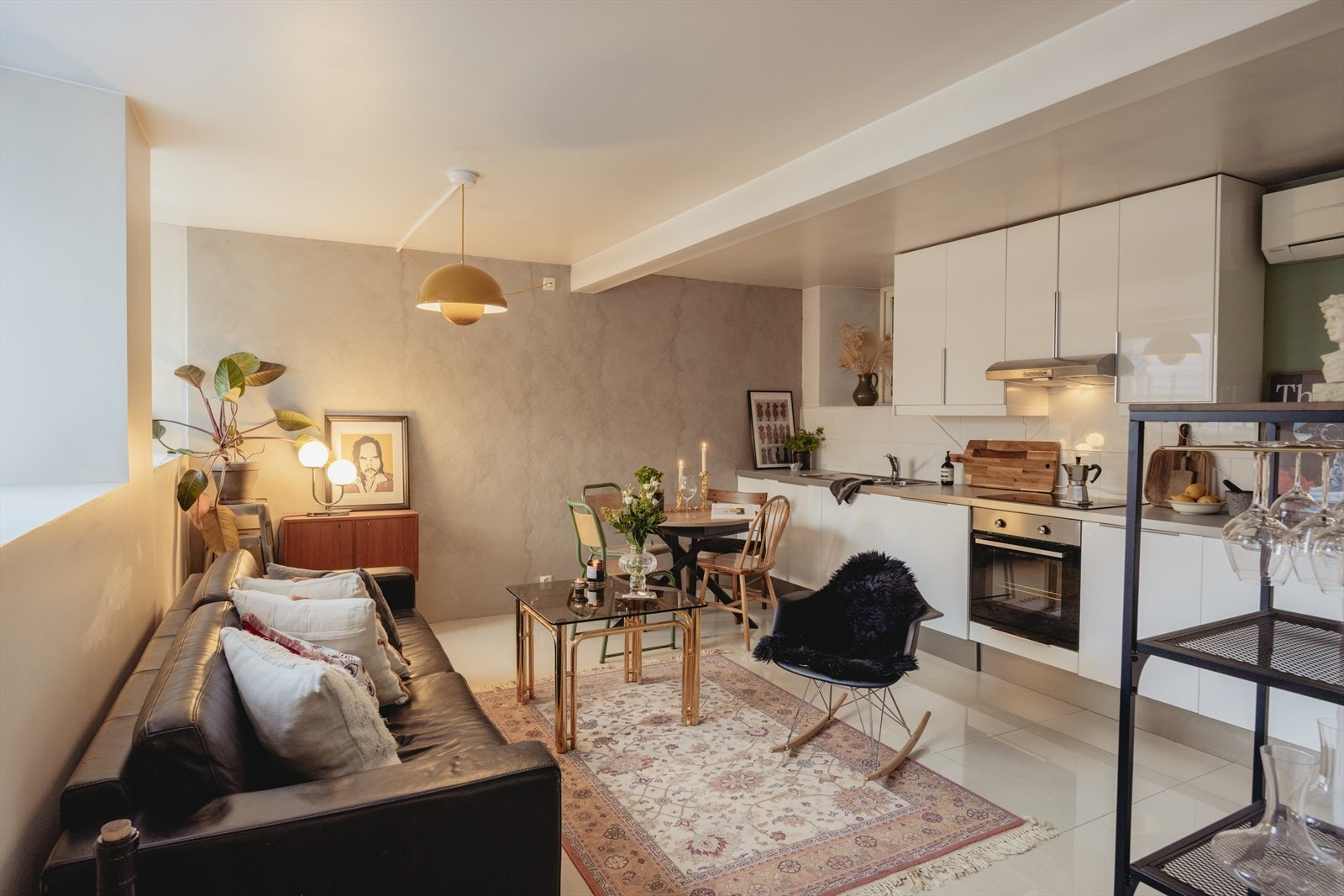 Her møtes du av en lys og romslig stue- og kjøkkenløsning Galleribilde