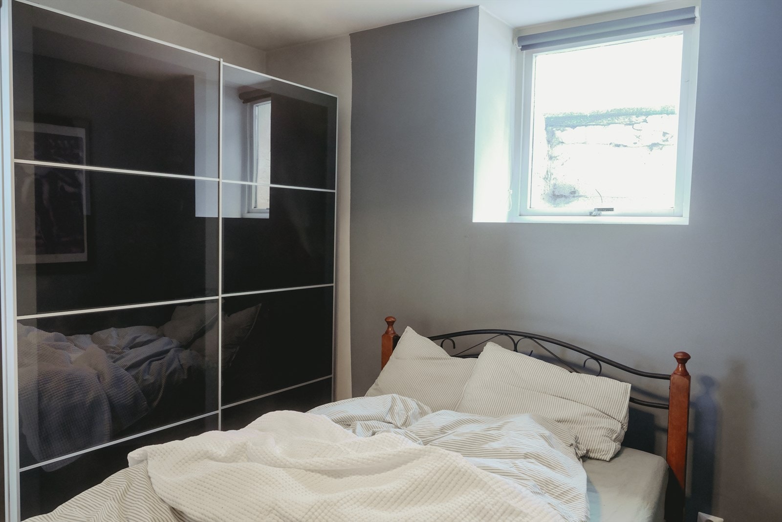 Stor skyvedørsgarderobe sørger for godt med oppbevaringsplass Galleribilde