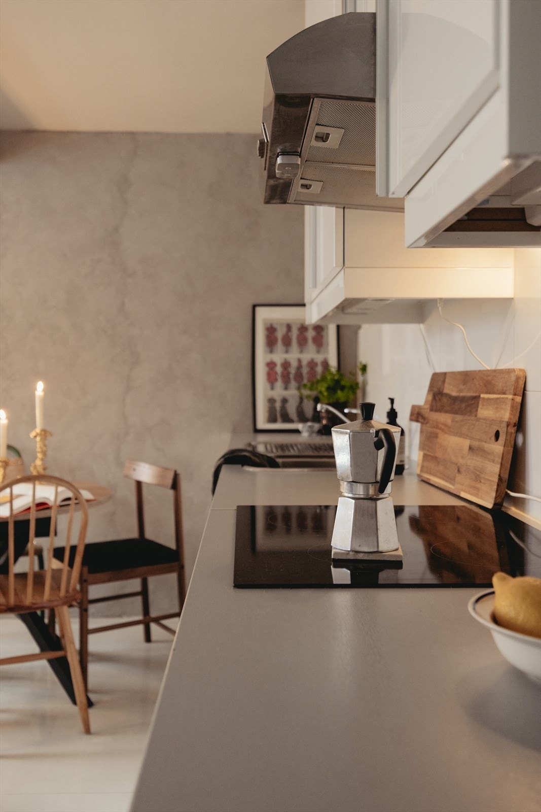 På kjøkkenet har du rikelig med både skap- og benkeplass Galleribilde