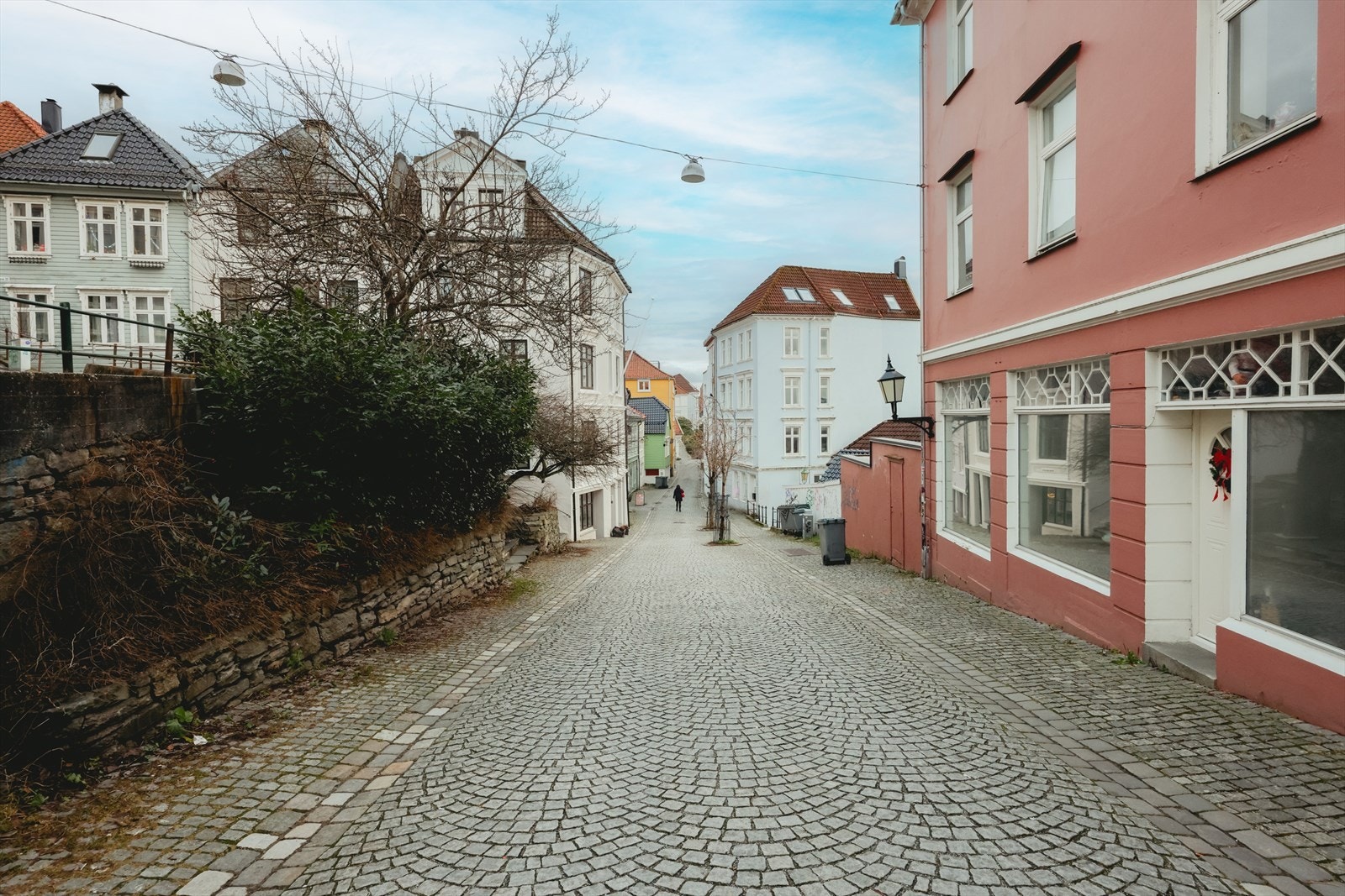 Bo i en vakker brosteinsgate, med "alt" Bergen har å by på like utenfor døren Galleribilde