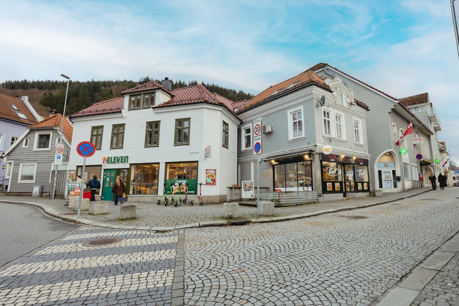 Støletorget byr på dagligvare, apotek og servicetilbud i umiddelbar nærhet Galleribilde