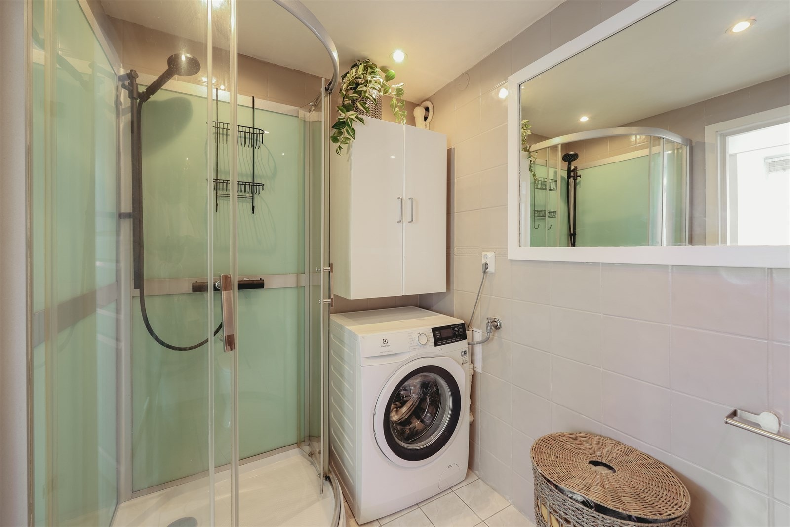 Her er det utstyrt med toalett, servant med skuffer, opplegg for vaskemaskin og dusjkabinett Galleribilde