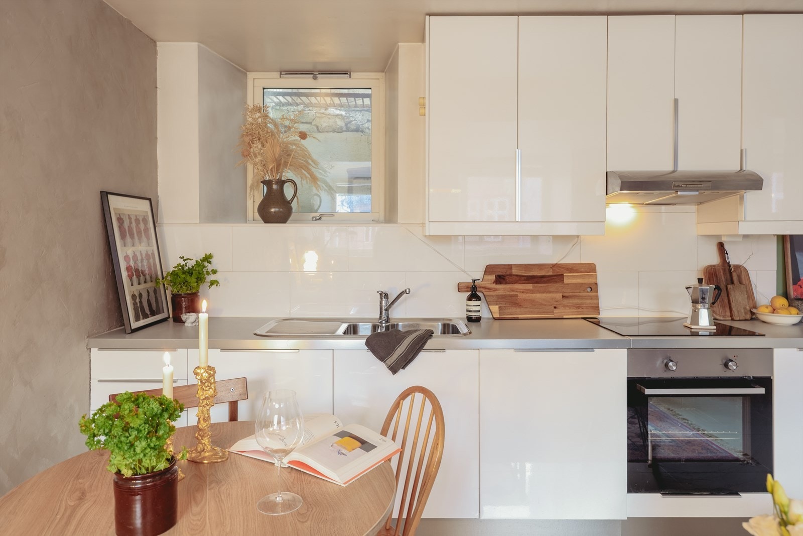 Kjøkkenet er lyst og tidsriktig, med integrerte hvitevarer Galleribilde