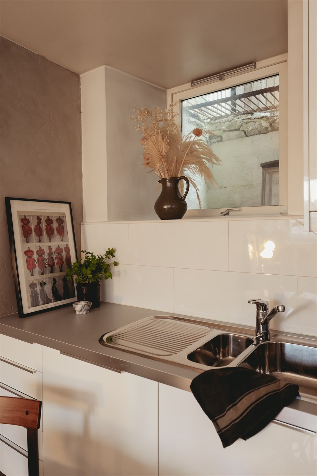 Fra kjøkkenet kommer du ut til en hyggelig felles bakgård Galleribilde