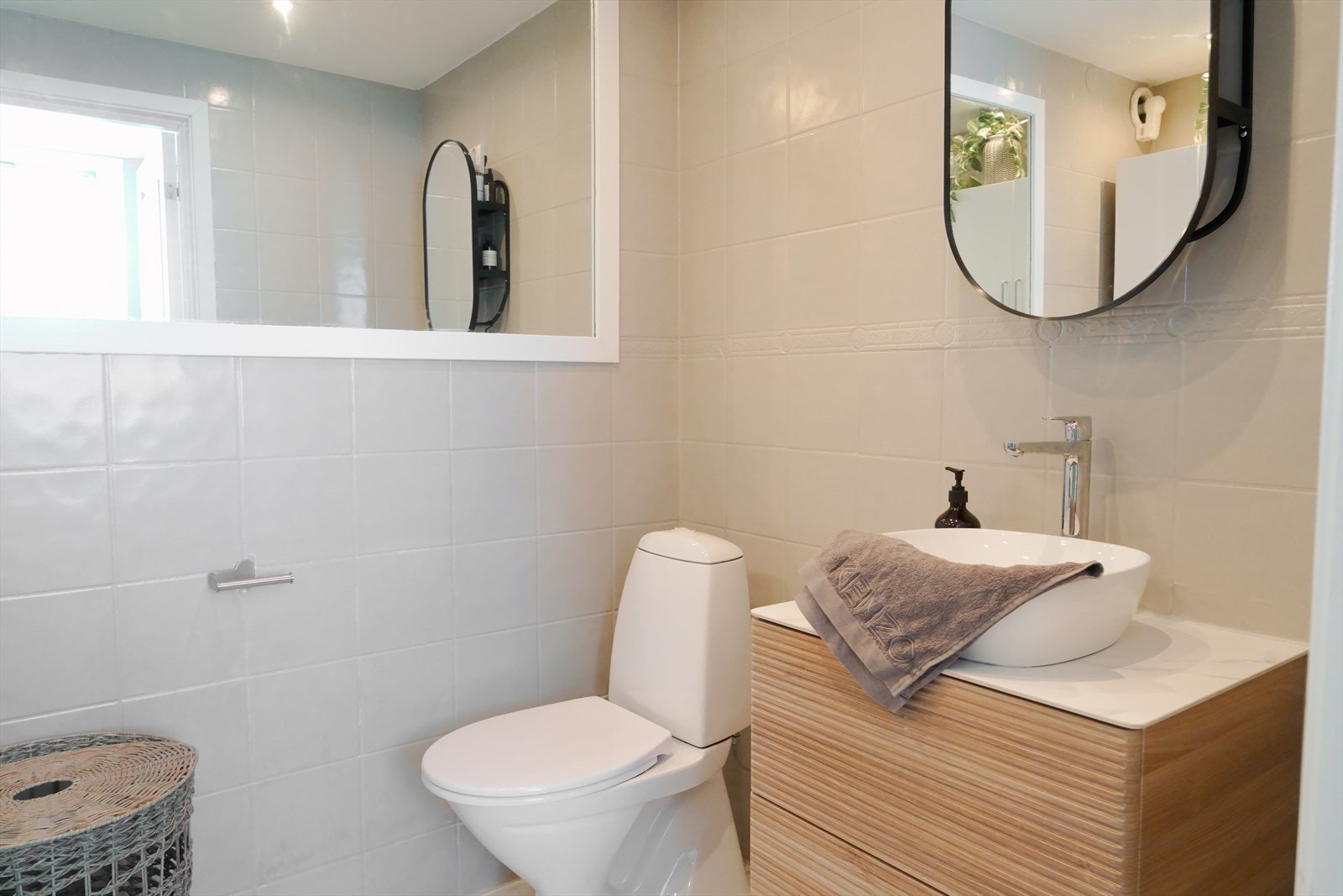 Lyst og helfliset bad med varmekabler i gulvet Galleribilde