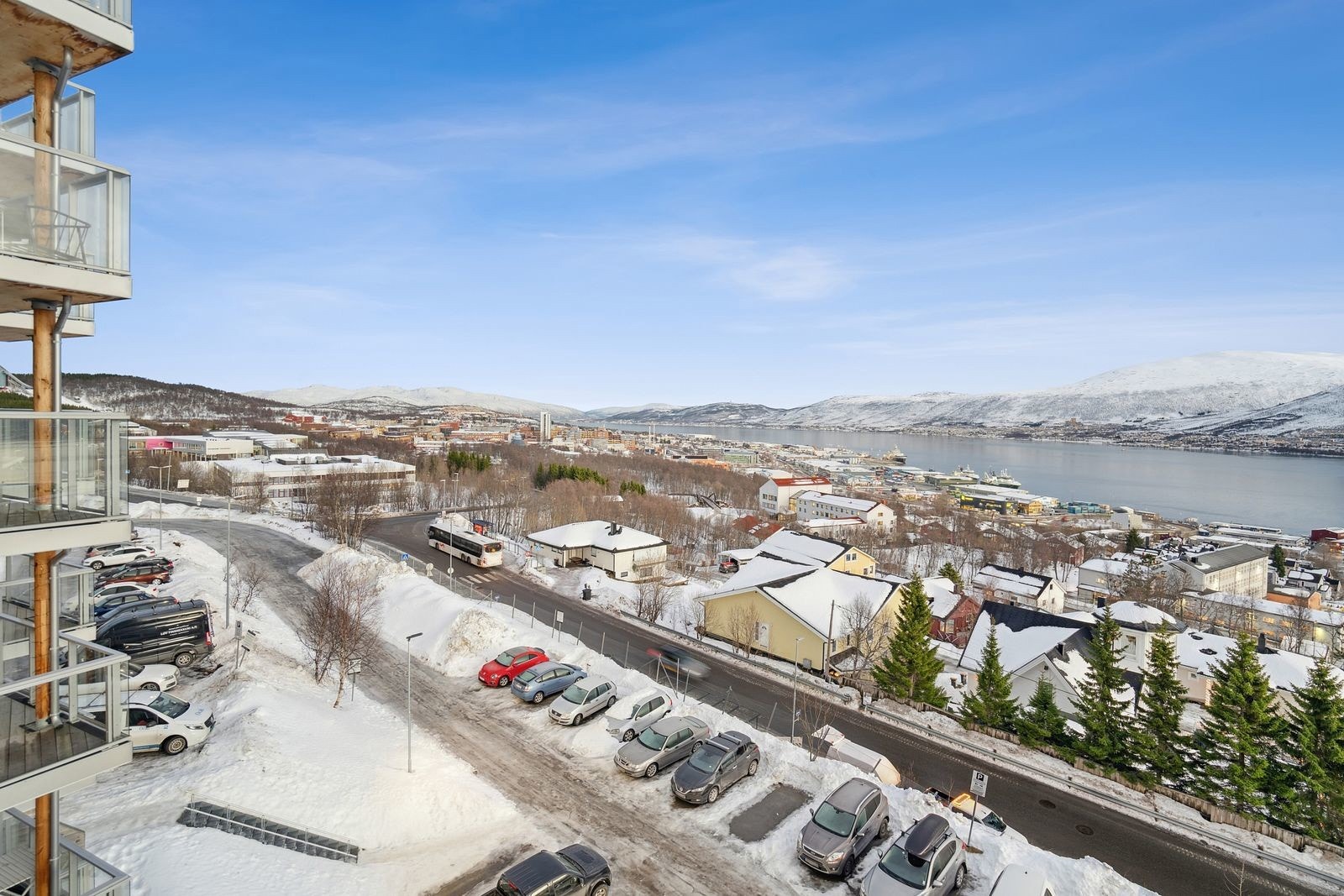 Fantastisk utsikt fra leiligheten! Balkongen og er overbygd med balkong fra etasjen over. Galleribilde