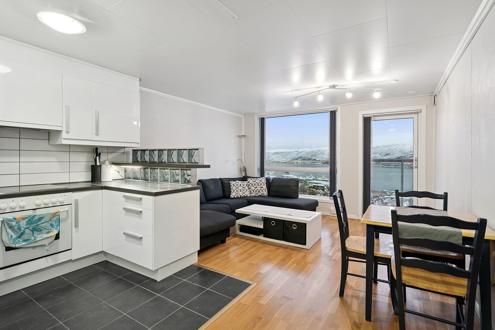 Stue og kjøkken i åpen løsning. Galleribilde