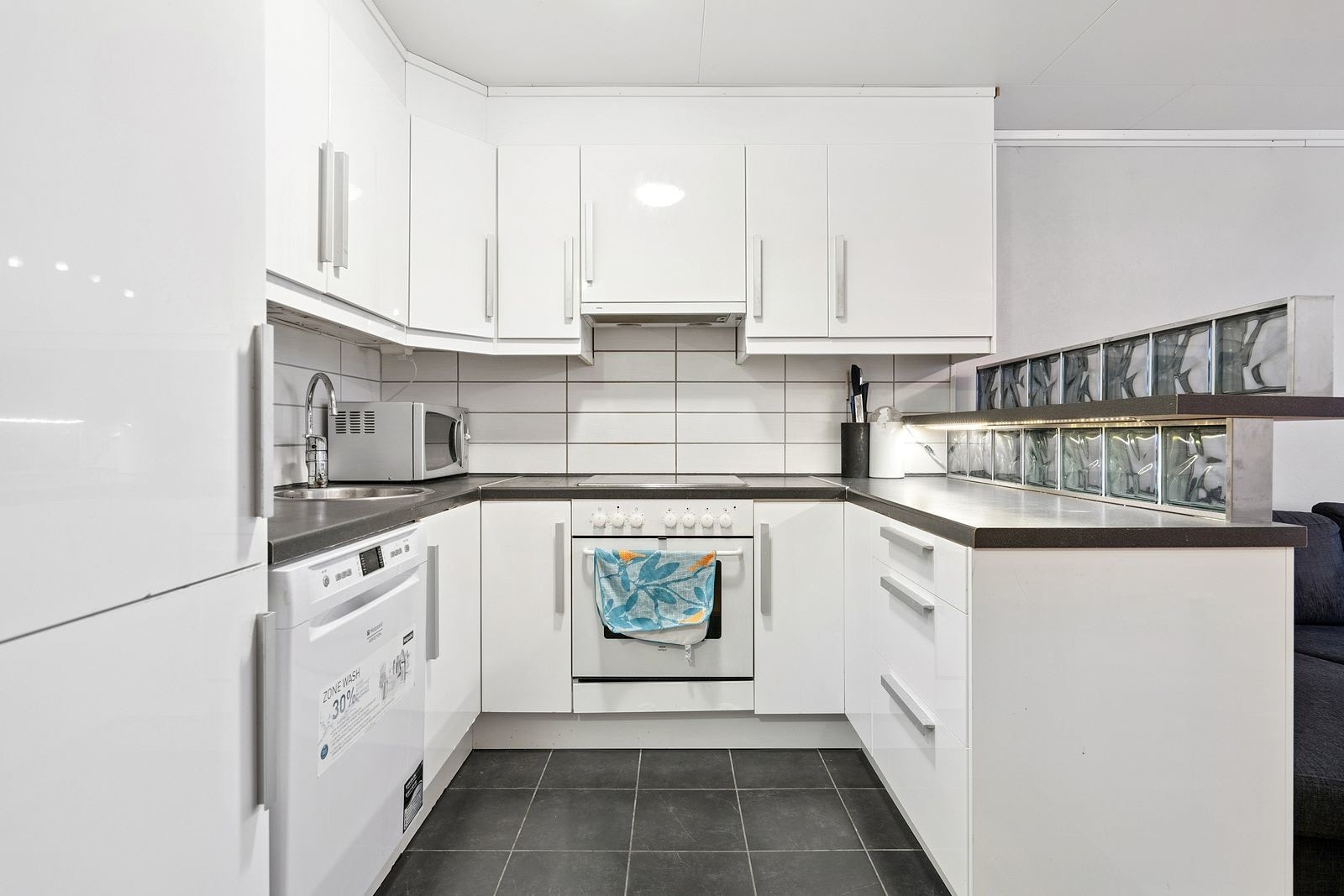 Rikelig med benke- og oppbevaringsplass på kjøkken. Galleribilde