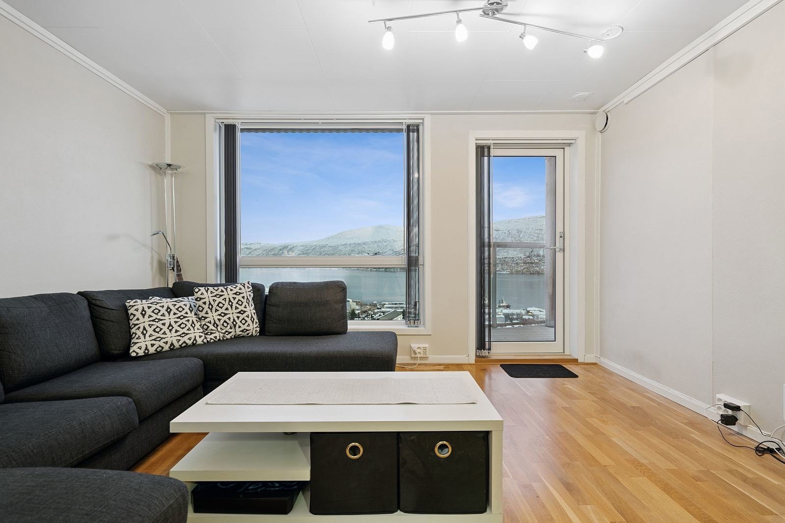 Lys stue med direkte utgang til balkong. Galleribilde