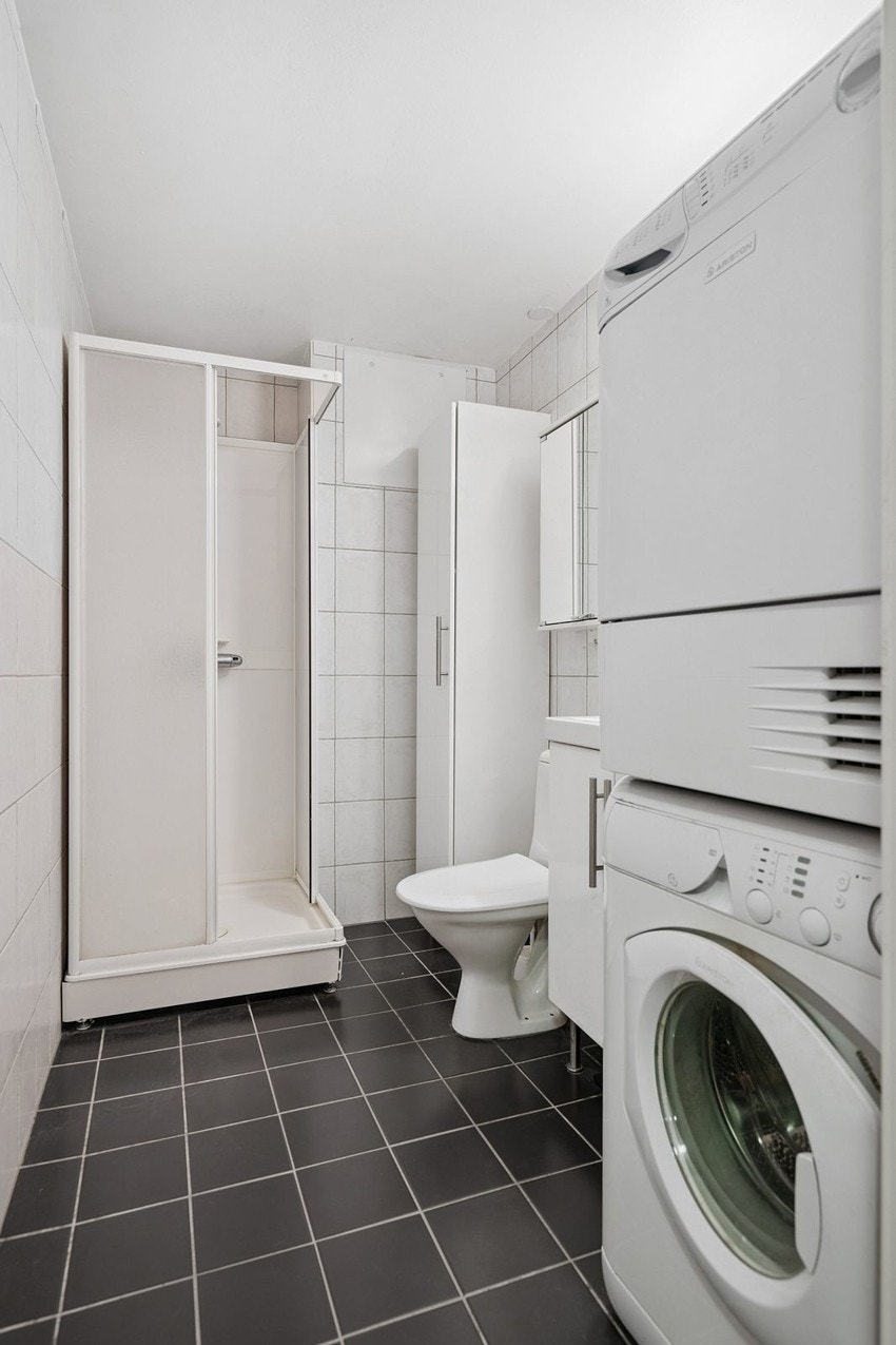 Bad med vaskemaskin og dusjkabinett. Galleribilde