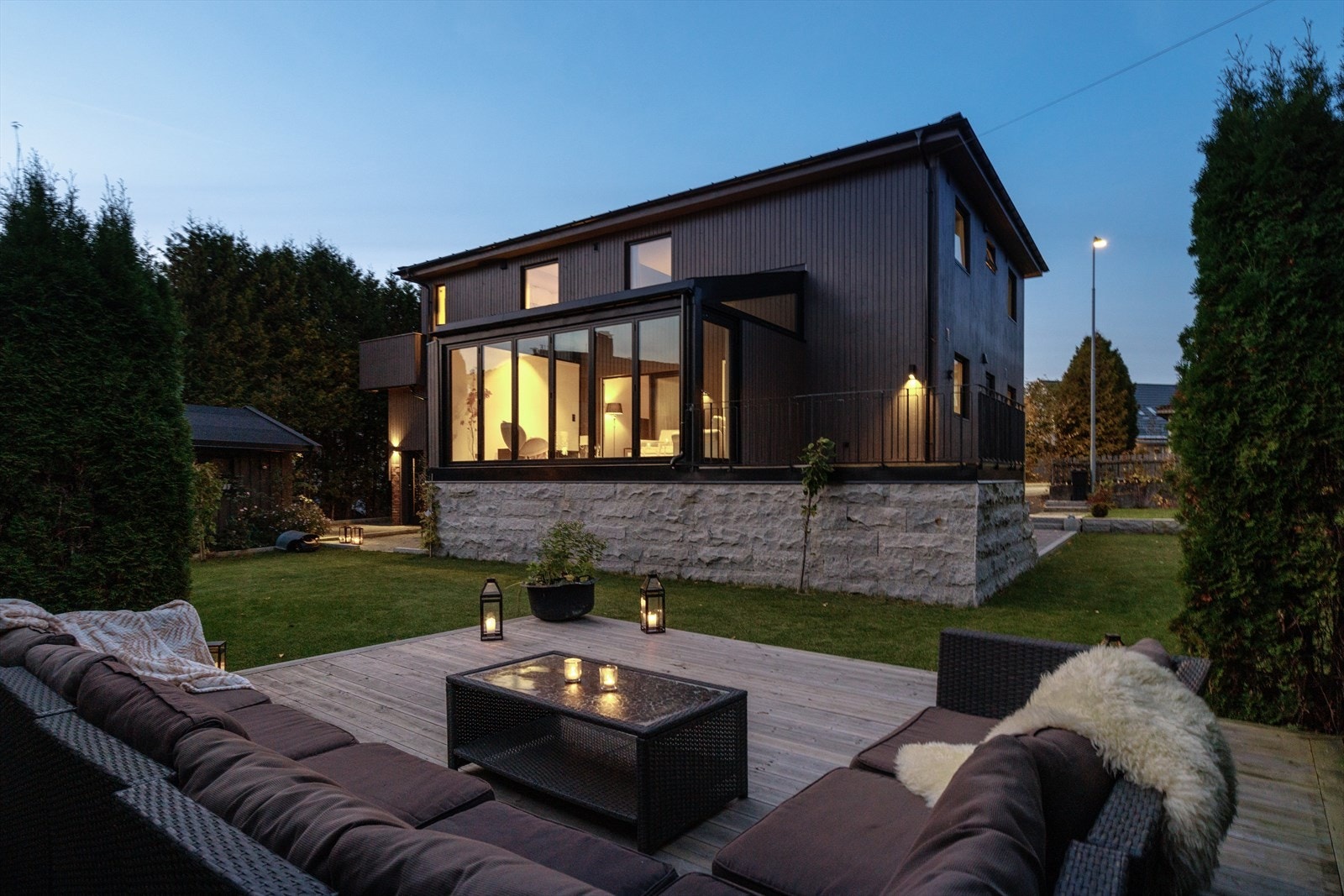 Knipleveien 36 er en flott bolig med brunmalte, smal og elegant kledning og en vinterhage som brukes året igjennom. Galleribilde