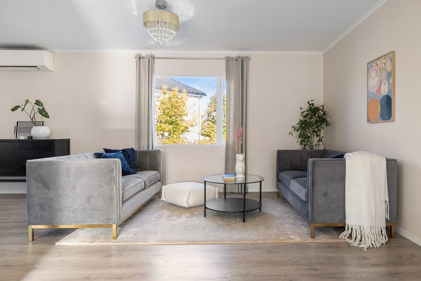 I boligens første etasje er det stue, spisestue og vinterhage. Galleribilde