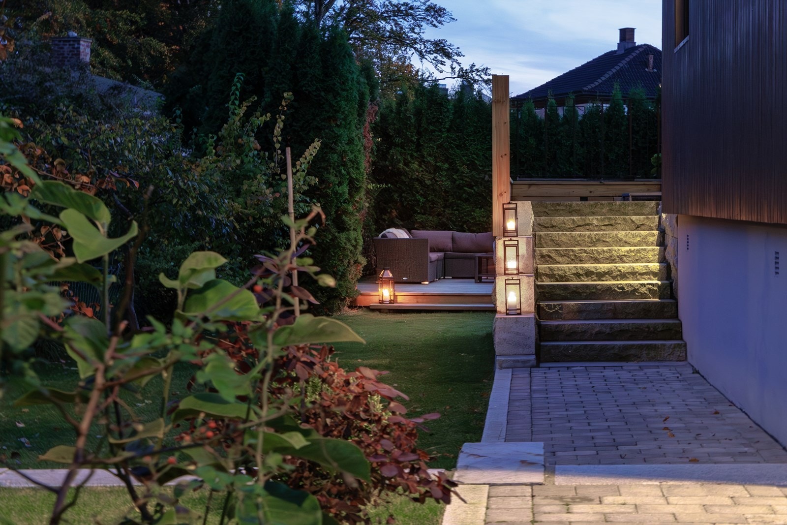 Hagen har fine beplantninger, frukttrær og oppleves som en frodig, skjermet oase. Galleribilde