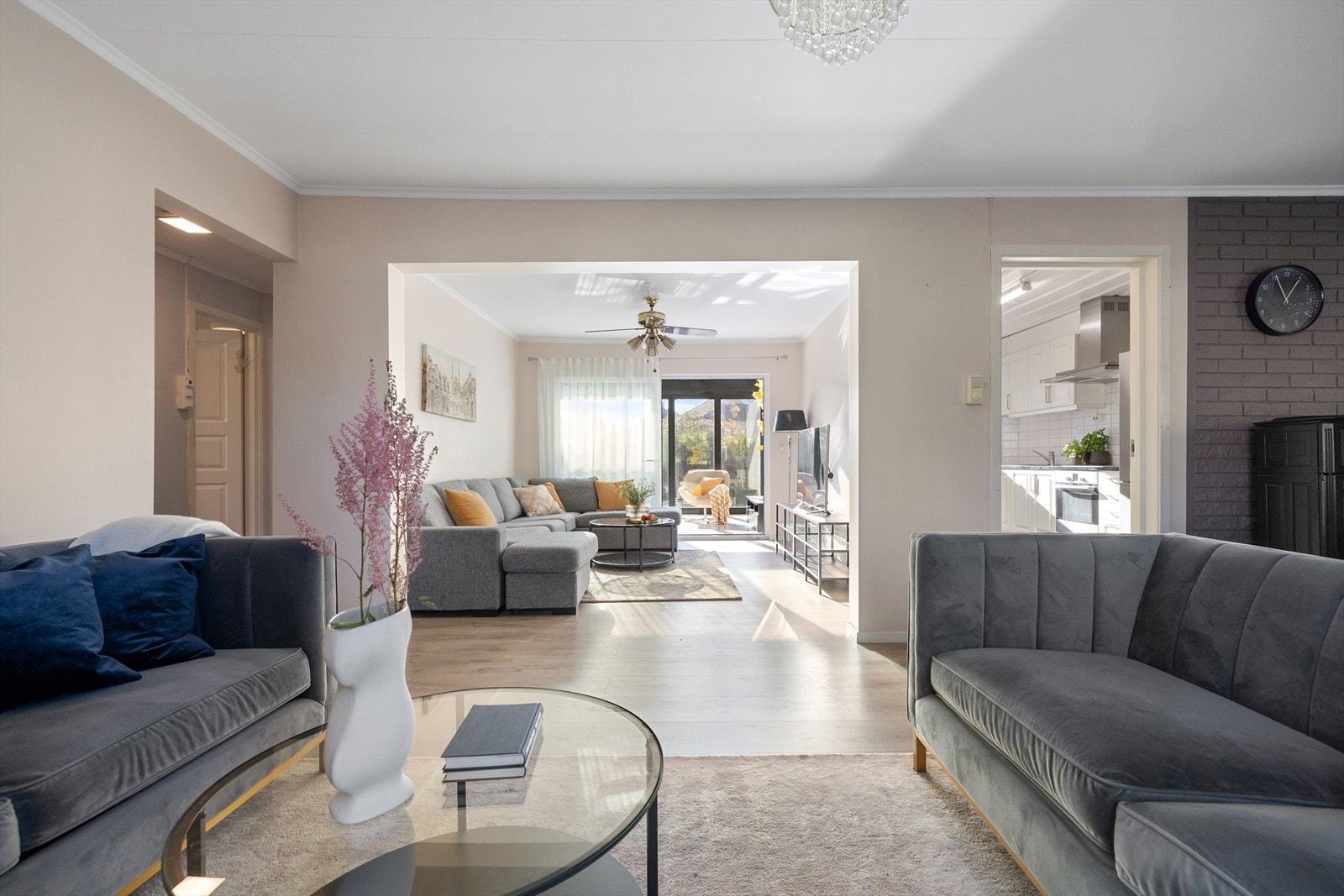 Vinterhagen og stuene ligger på rad og rekke. Galleribilde