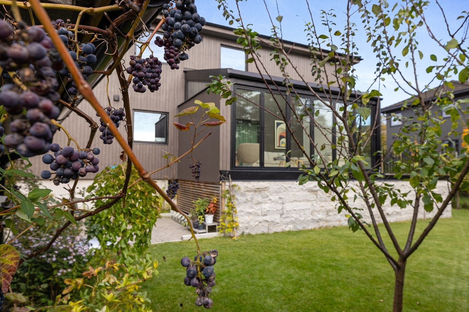 Hagen har fine beplantninger, frukttrær og oppleves som en frodig, skjermet oase. Foto: Eivind Lauritzen Galleribilde