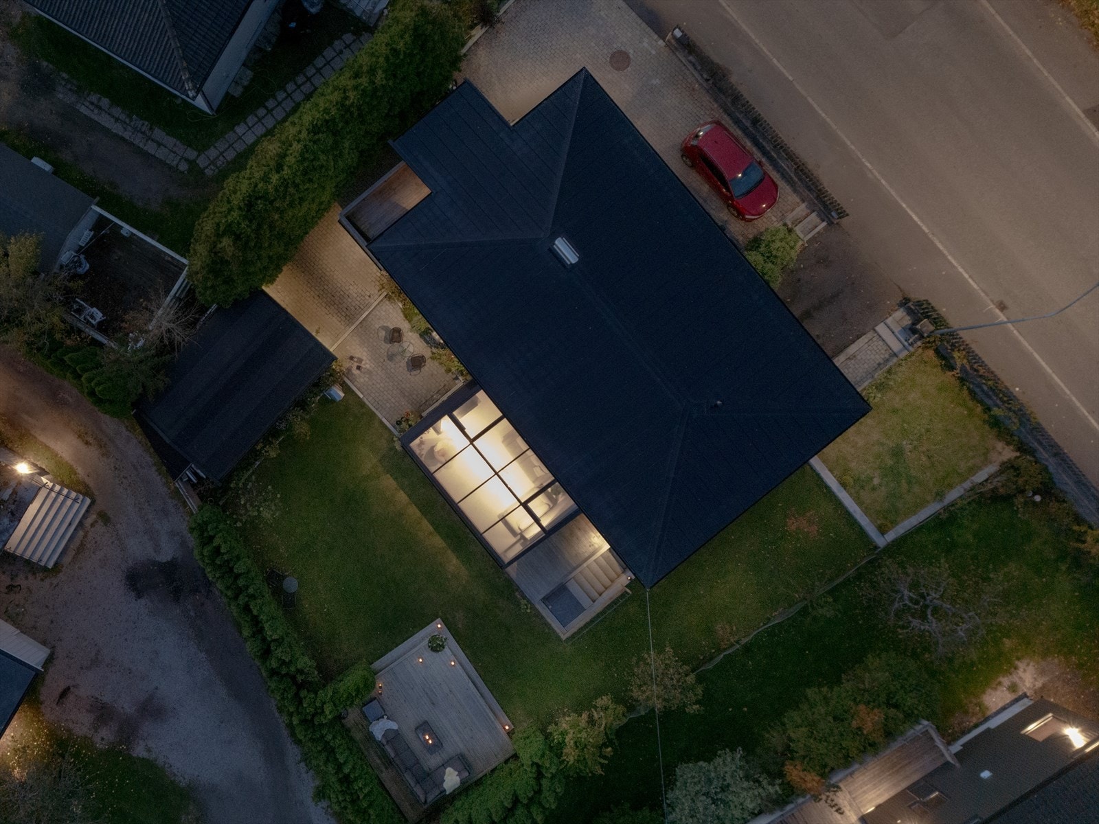 Hele eiendommen er pent opparbeidet med steinlagt gårdsplass, gressplen i den skjermede sørvendte delen med terrasse, og pen beplatning i hele hagen. Galleribilde