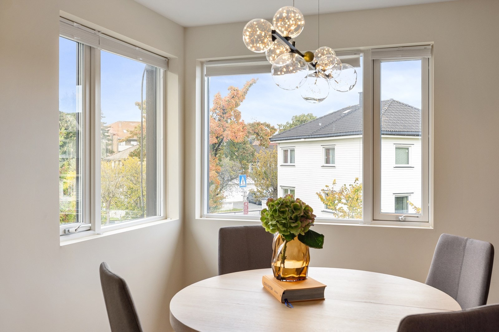 I boligen er det lyse vegger og tak i listfri utførelse, downlights i taket og stramme, listfrie vinduskarmer. Galleribilde