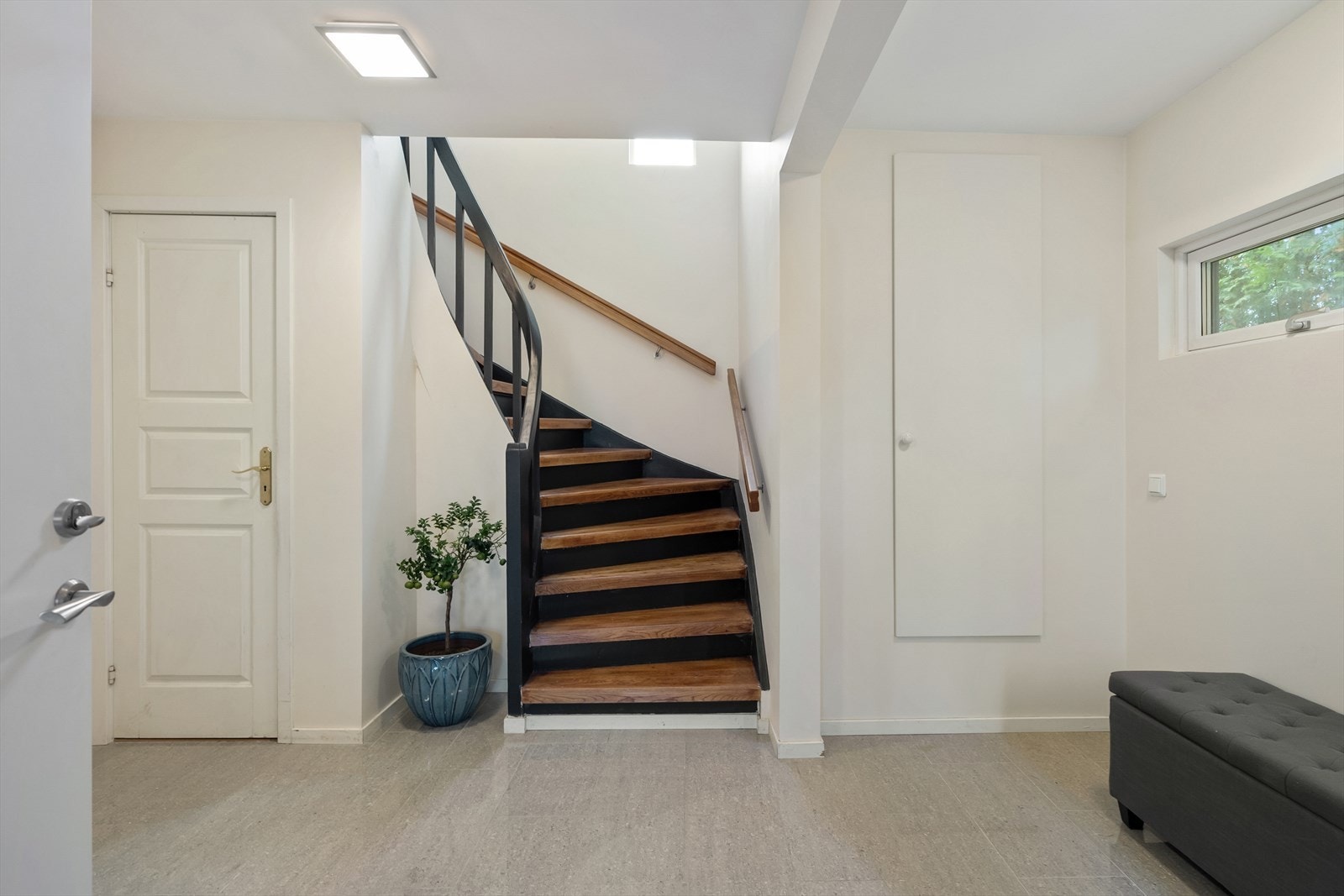 I tilknytning til inngangspartiet er det en romslig hall som binder de 3 etasjene sammen. Galleribilde