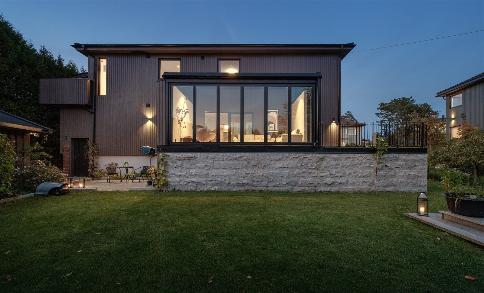 Rundt alle husveggene brer steinsettingen seg med trapper av granitt ned fra vinterhagens terrasse og opp til inngangsdøren Galleribilde