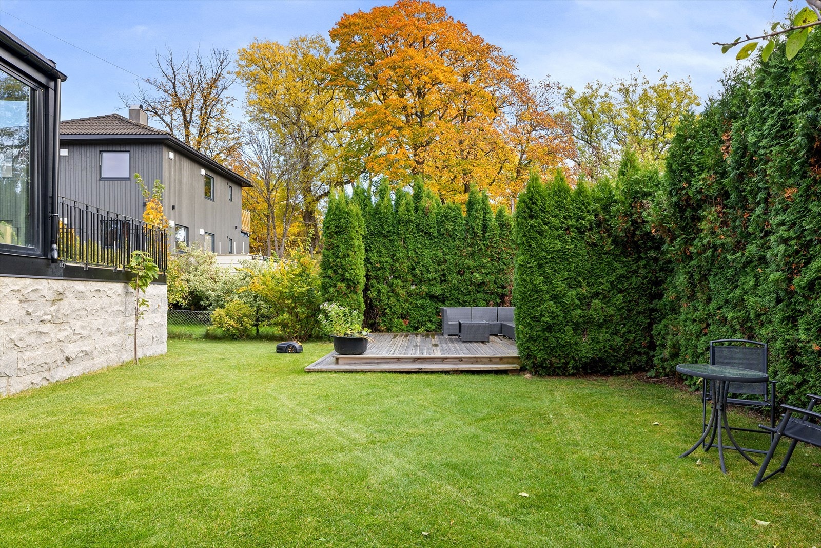 På sørsiden finner vi hagen - en stor flat gressplen omringet av hekker mot naboene. Helt nederst finner vi en større markplatting til hageselskaper. Galleribilde
