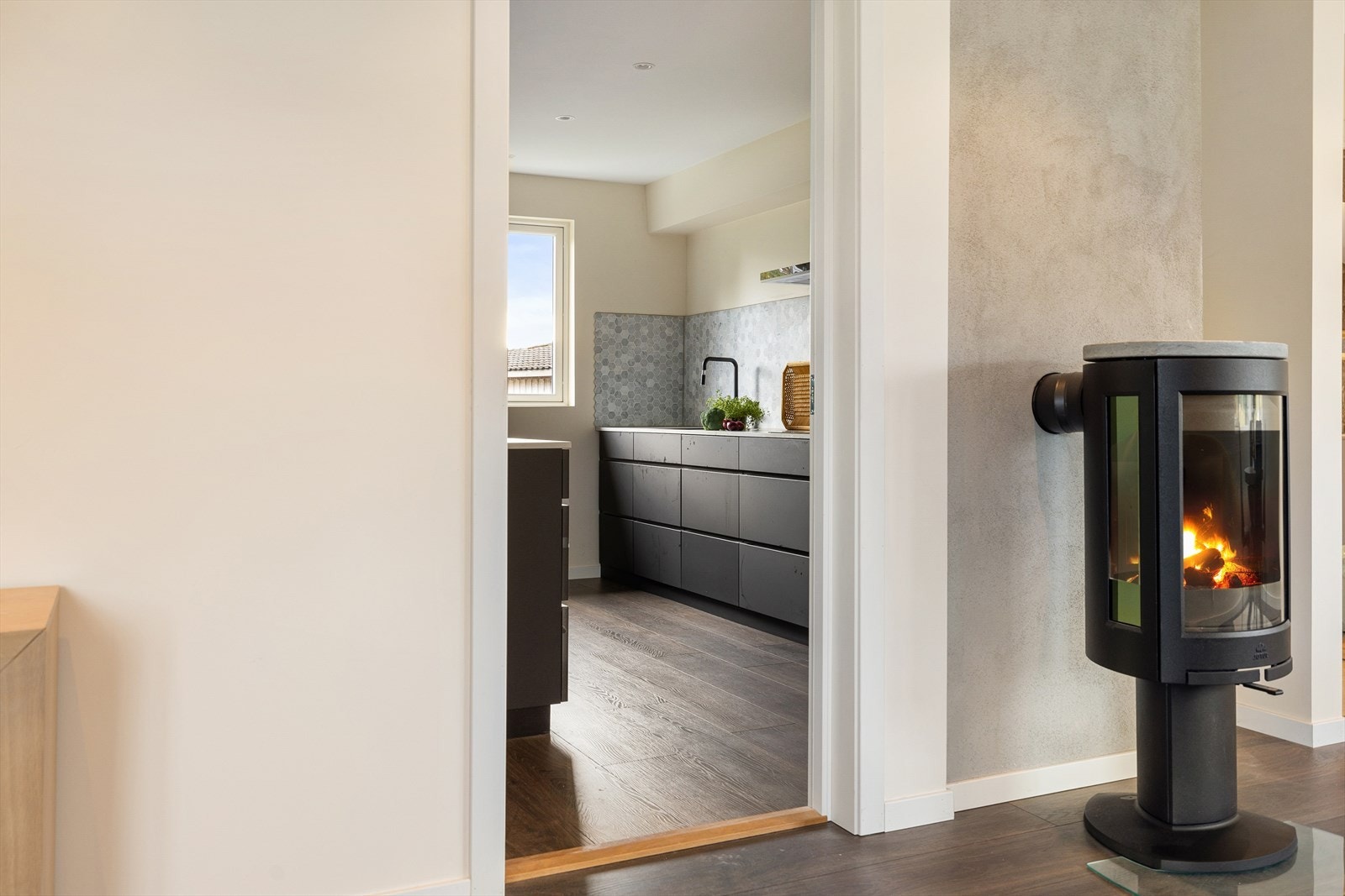 Fra stuen er det inngang til kjøkkenet som er fra 2022. Galleribilde