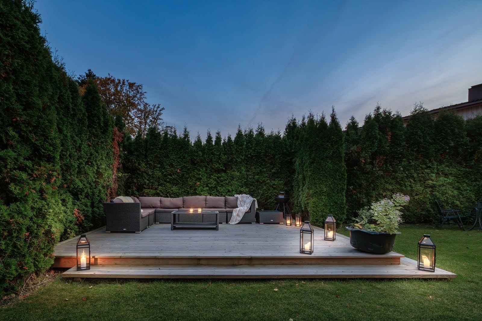 Hagen er skjermet mot naboene med helårsgrønn hekk. Galleribilde