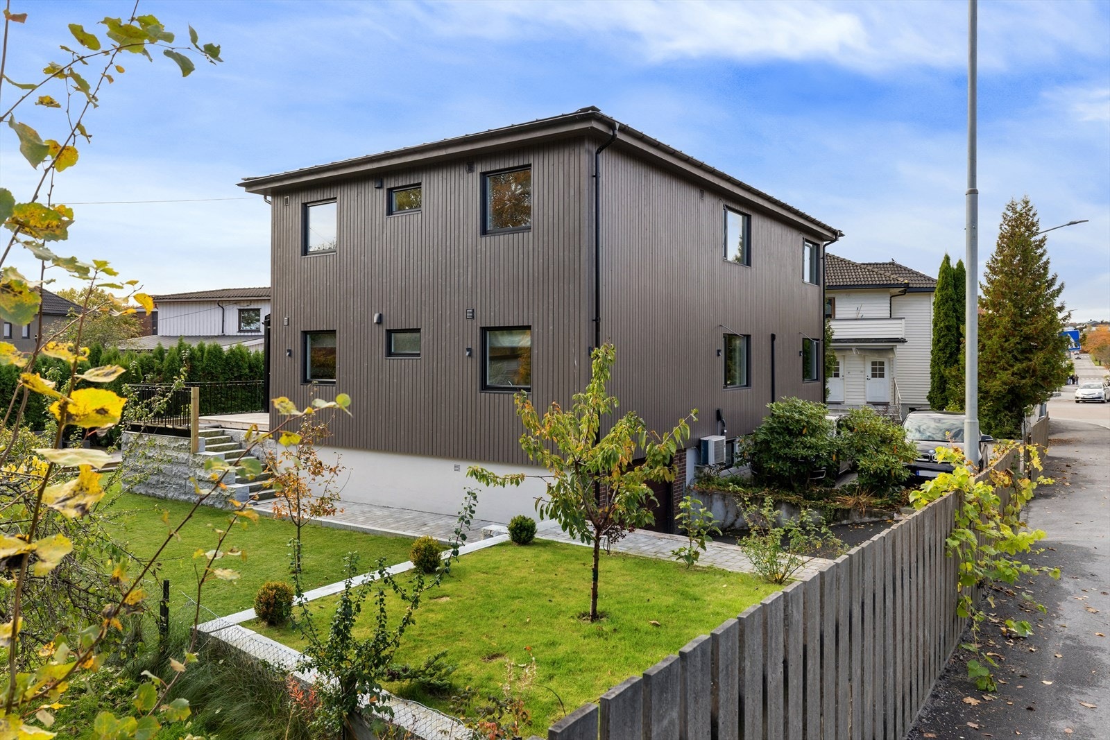 Eiendommen fra 1937 har i de siste årene blitt totalrenovert, har fått et påbygg i 2022 og fremstår nå som nytt. Galleribilde