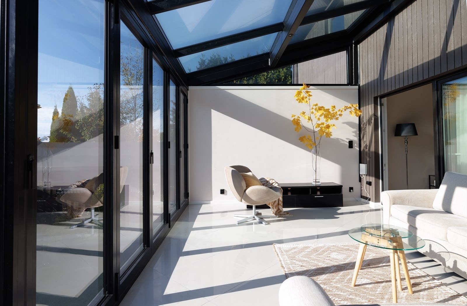 Det er gulvvarme i flisene i vinterhagen, så rommet kan brukes hele året. Galleribilde