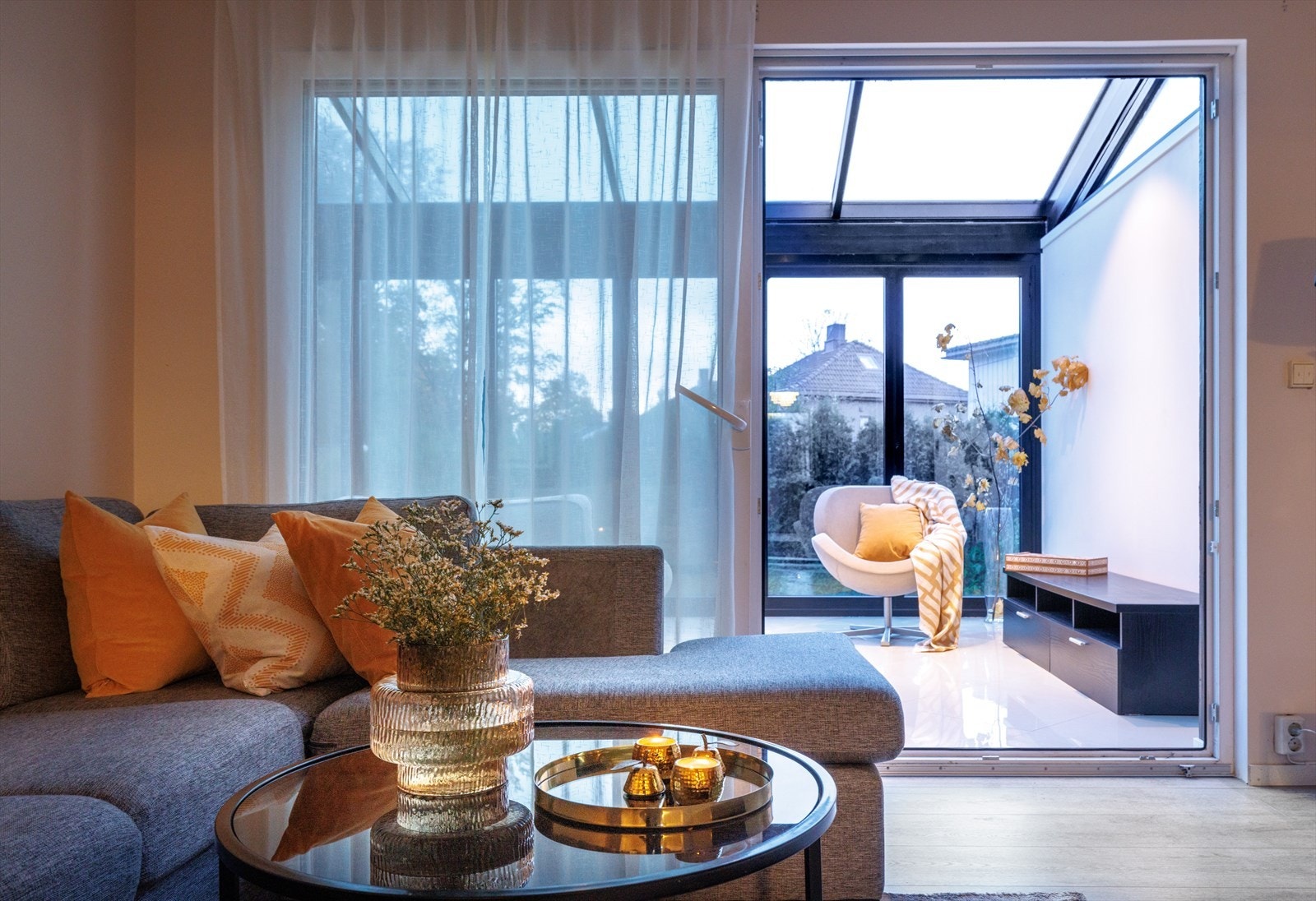 Det er fantastisk å kunne sitte ute - men inne - hele året, og se hagen forandre seg med årstidene. Galleribilde