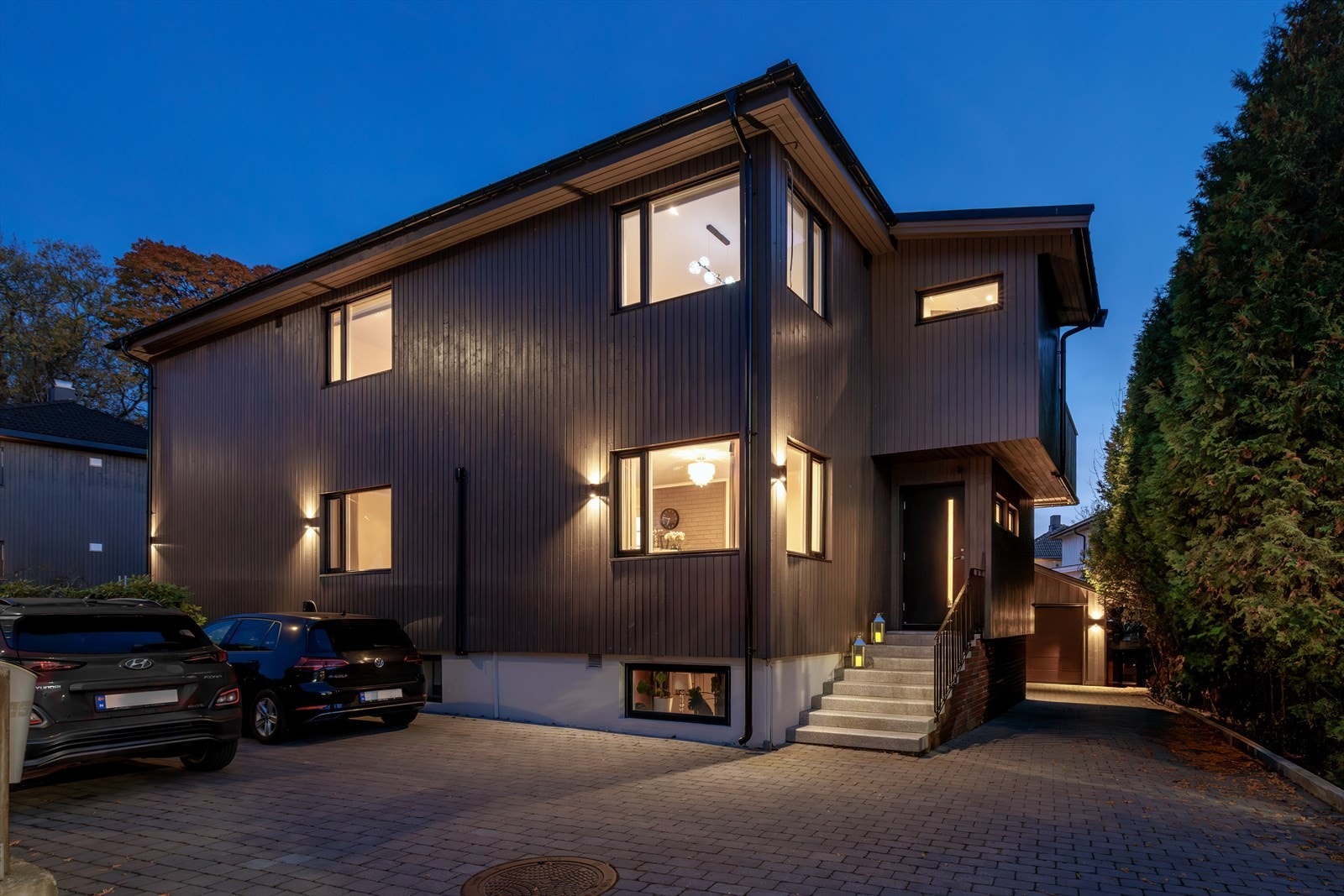 Det er felles inngang fra gårdsplassen til alle tre etasjene i boligen. Galleribilde