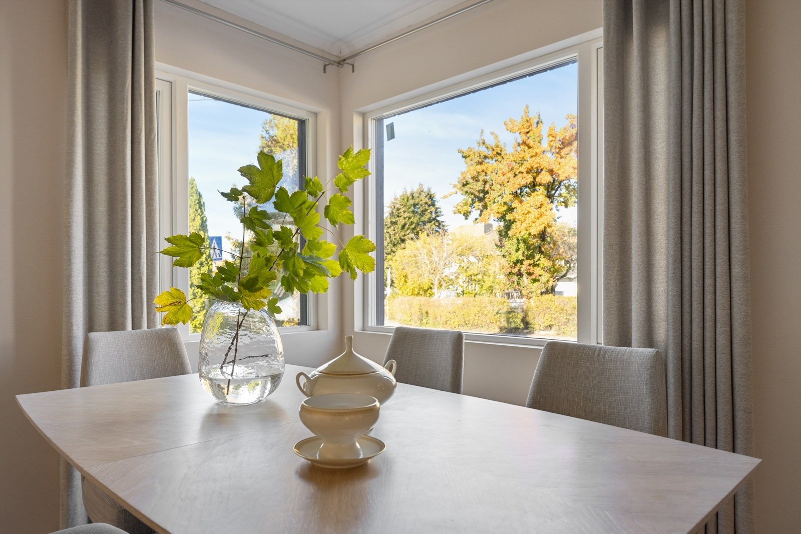 Det er store vinduer i boligen som gjør at boligen får naturlig lys inn i alle rom. Galleribilde