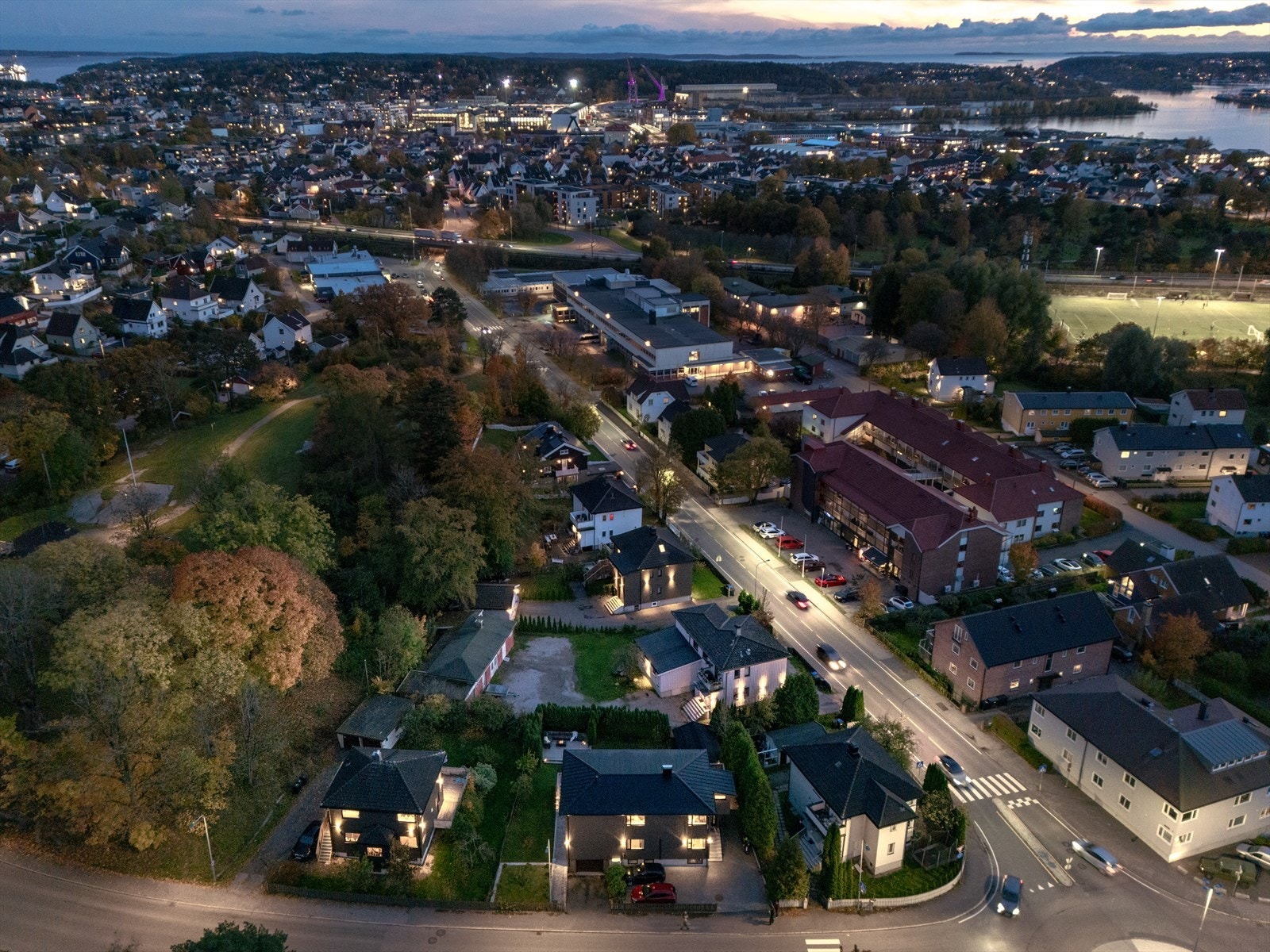 Vi befinner oss et 1 km nord for Fredrikstad sentrum i bydelen Trosvik. Like bak boligen ligger Kniple park, vakker og myk med høye løvtrær og med en trivelig liten lekeplass. Galleribilde