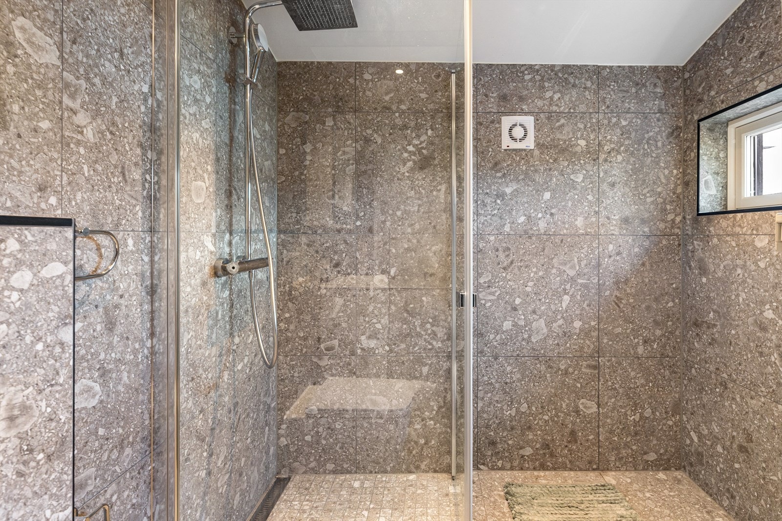 Gulv- og veggfliser er av en type grov terrassovariant som fremstår ganske eksklusiv. Galleribilde