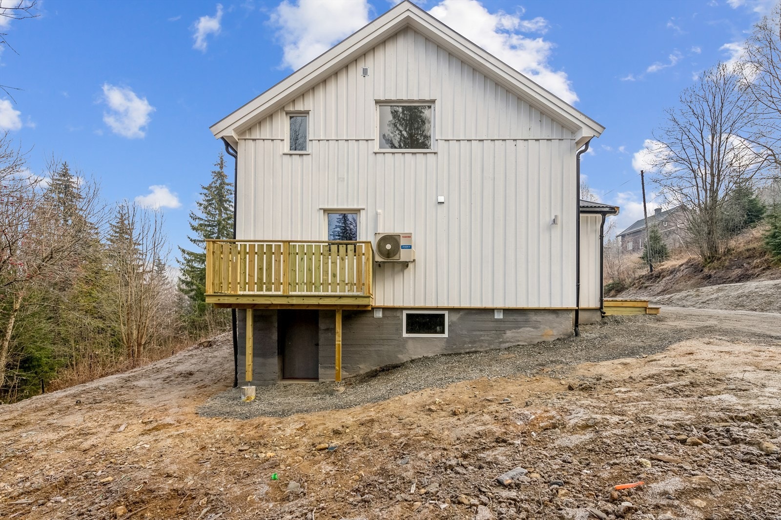 Egen inngang til kjeller. Galleribilde