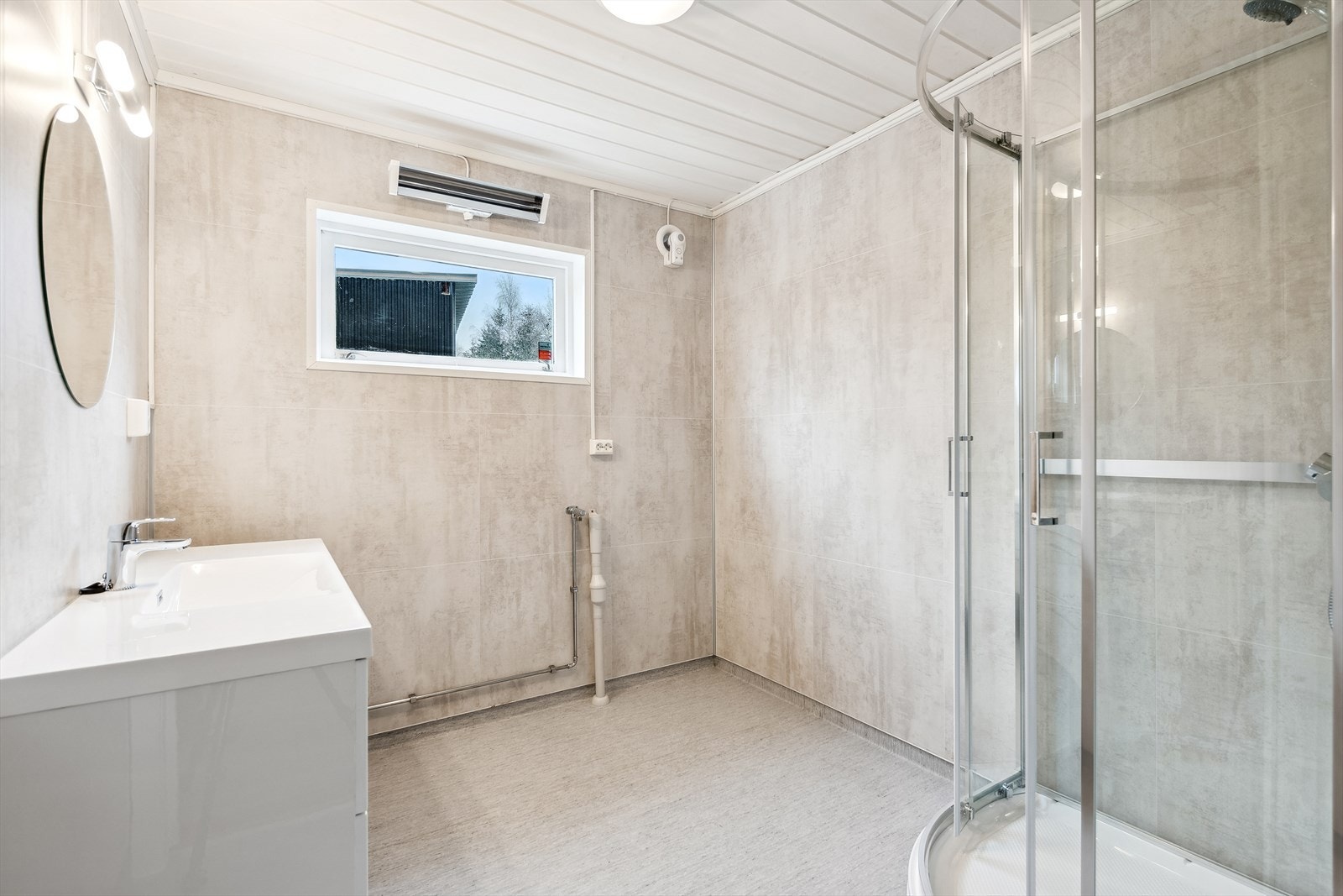 Bad med dusjkabinett og opplegg for vaskemaskin. Galleribilde