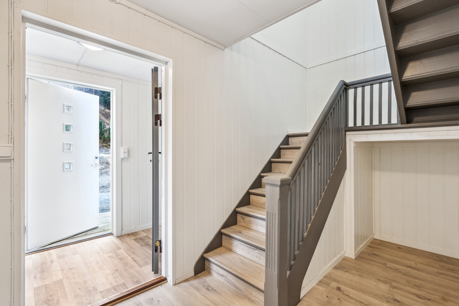 Gang med trapp opp til andre etasje. Galleribilde