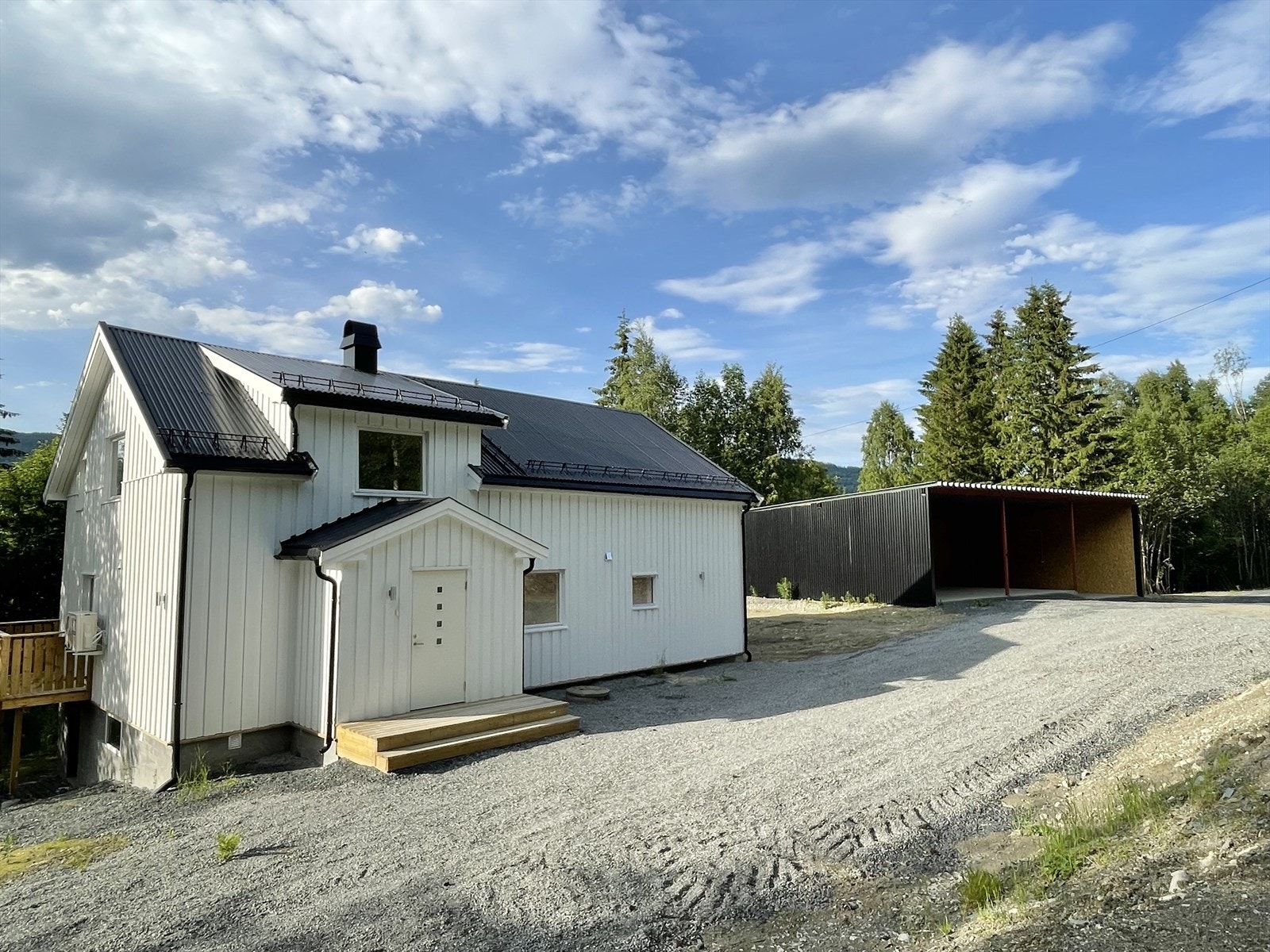 Innholdsrik enebolig med stor garasje! Galleribilde