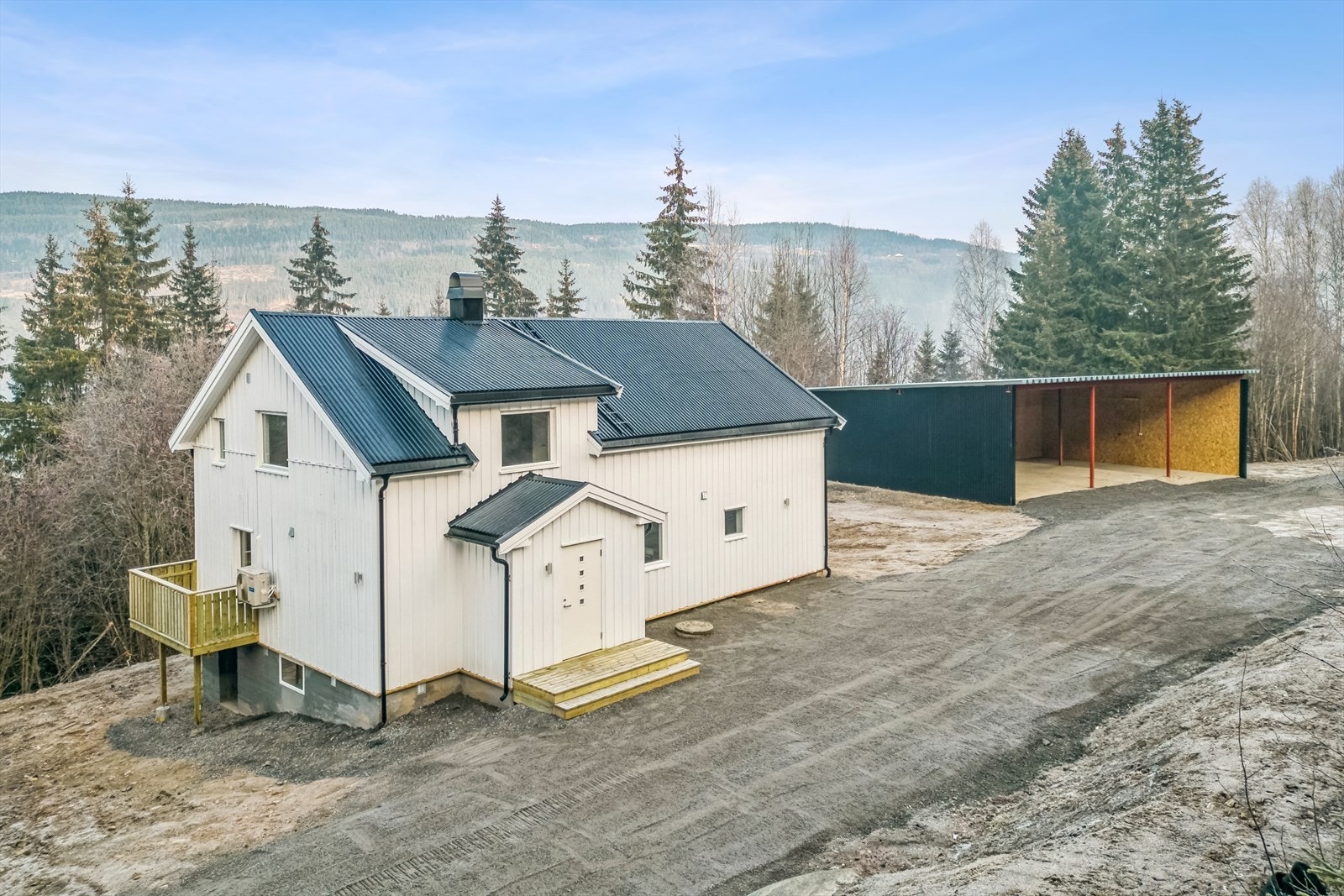 Innholdsrik enebolig med landlig beliggenhet. Galleribilde