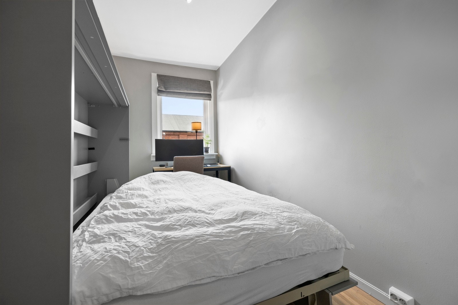 Soverom II - Soverom med god plass til ønsket soveromsmøblement. Praktisk skapseng vil gi flere bruksmuligheter av rommet, alt etter ønsket behov! Galleribilde
