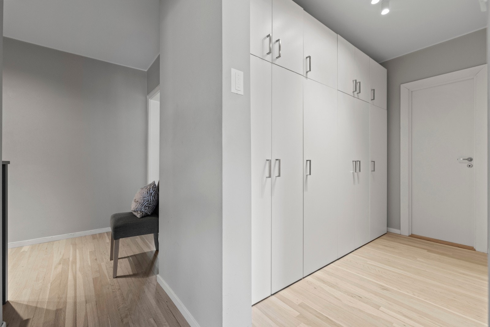 Leiligheten har rikelig med oppbevaringsplass, og gangen er innredet med stor garderobeløsning langs den ene langveggen. Galleribilde