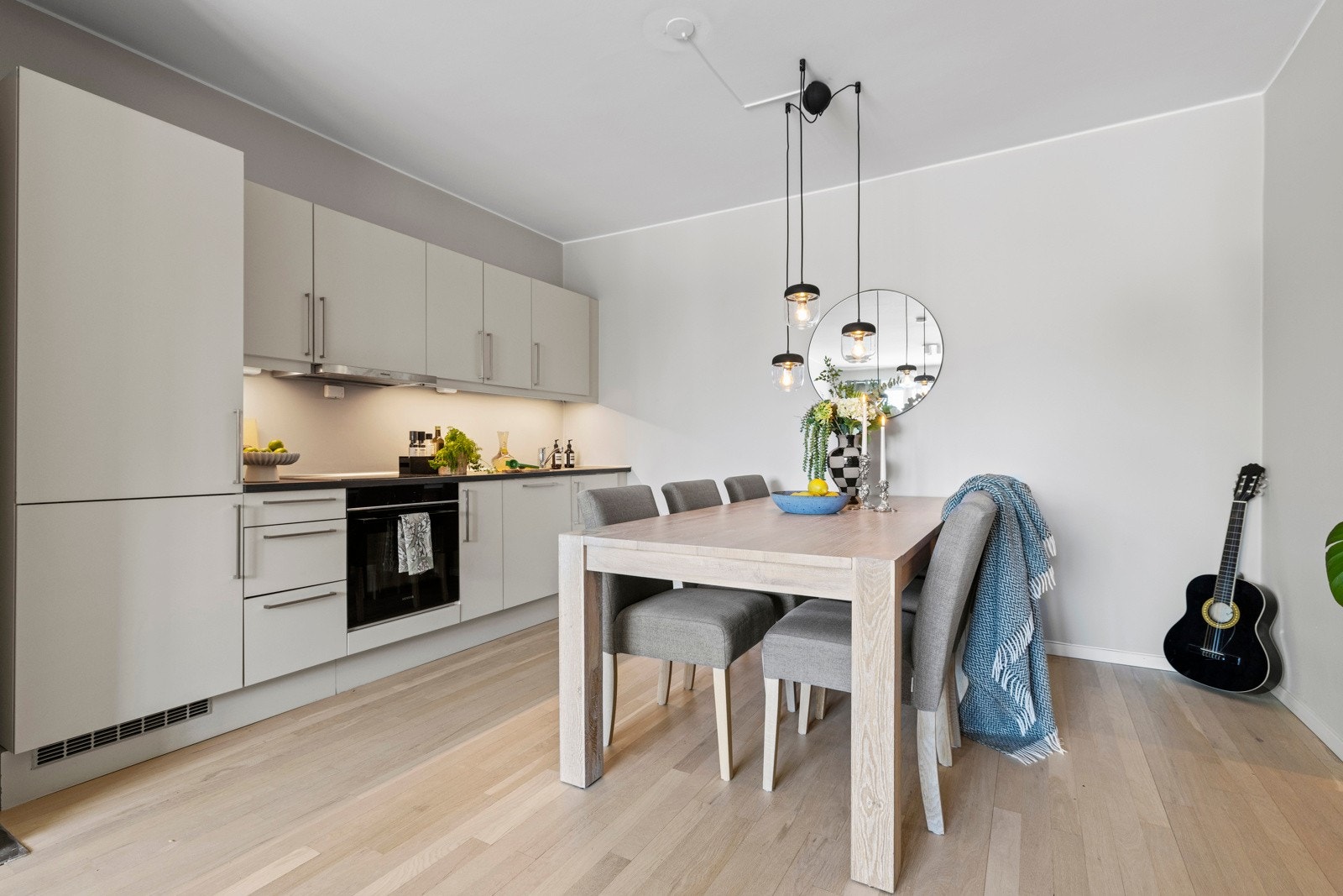 Den gode planløsning gir naturlig plass til et stort, sosialt spisebord ved kjøkkenet. Galleribilde