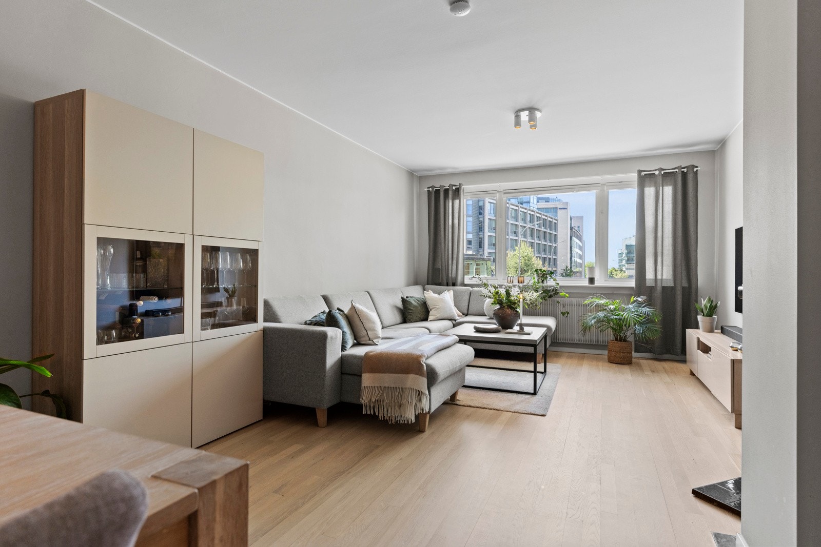 Lys og innbydende stue med god plass til sofagruppe og øvrig møblement. Galleribilde